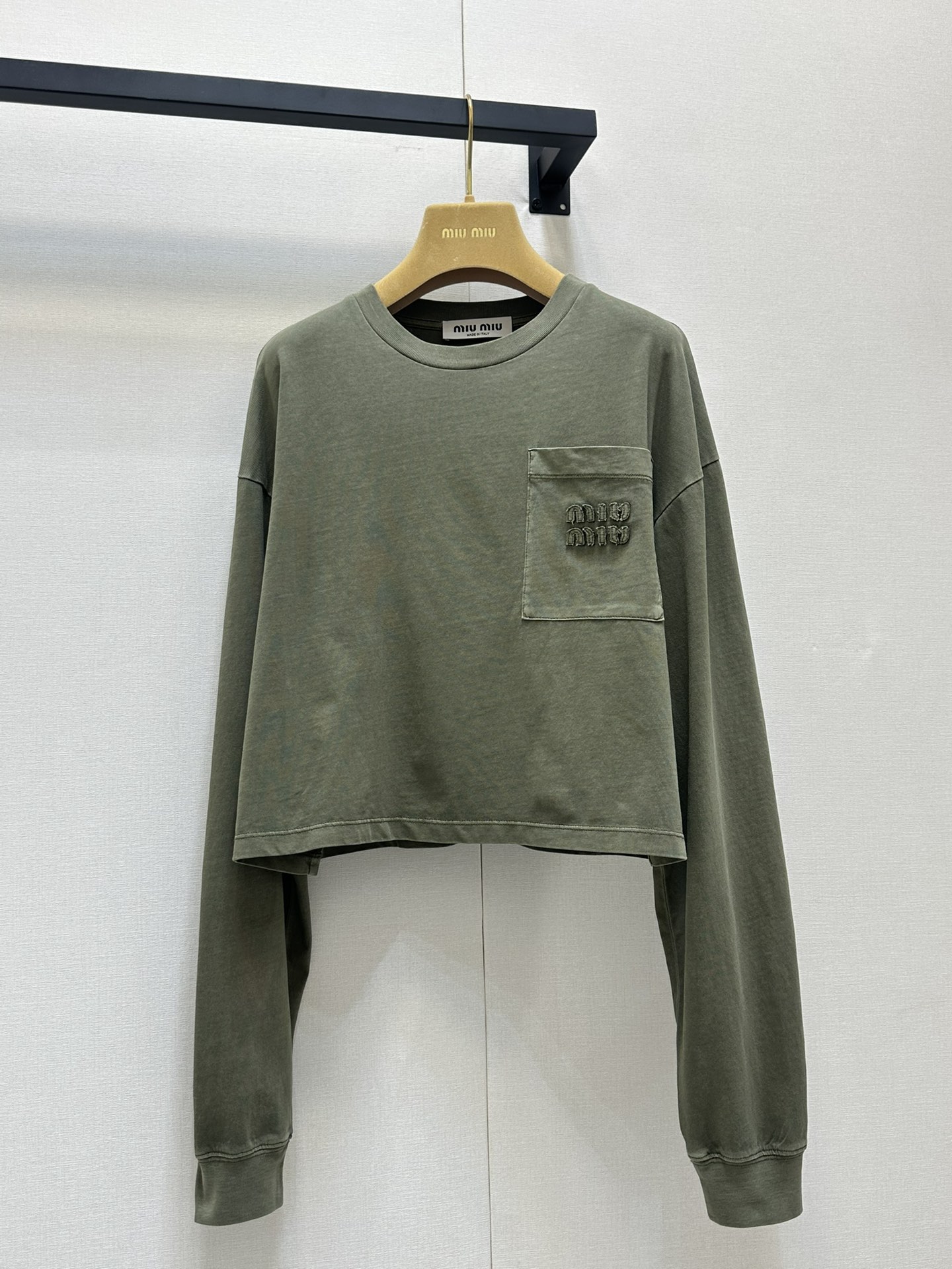 NO:296851,Batch Miumi* 25FW autumn and winter new style brown Maillard pocket long-sleeved T-shirt丨Original development!  High-end production!  Simple and versatile style, it has the lazy tone, it is easy to match. It is really hard not to love the upper body with closed eyes. The upper body is fried to make it look white. A must-have for everyone. Spot 2 colors SML,,miumiu,tees,t-shirt,alexander wang19860909批 Miumi* 25FW秋冬新款 棕色美拉德口袋长袖T恤丨原版开发！高版出品！简约百搭款 就是有那种慵懒的调调,很好搭配 闭眼入的款上身整体真的很难不爱 上身炒级显白 人手必备的一款 现货 2色 SML,,miumiu,tees，t-shirt,alexander wang,Women's clothing