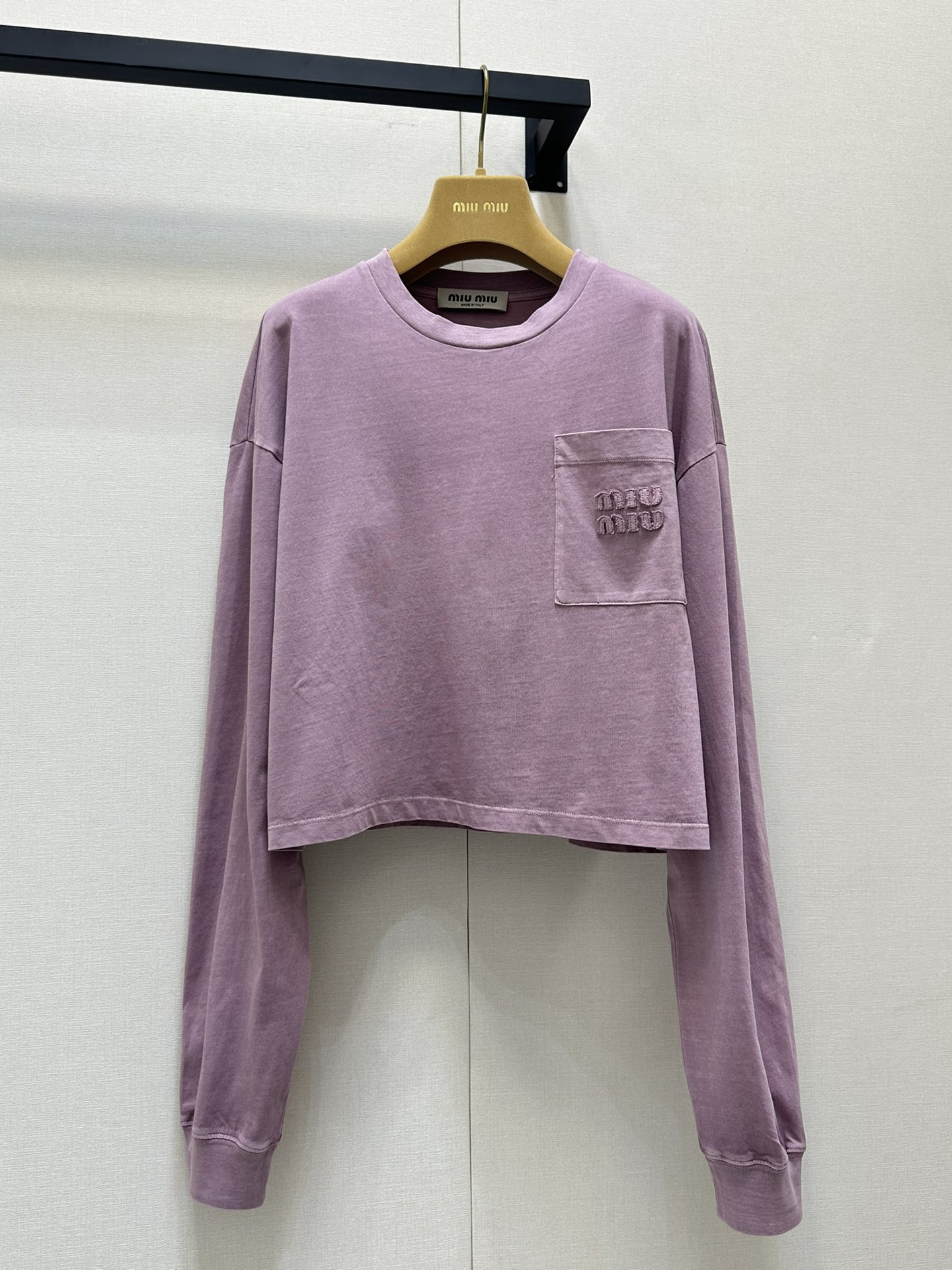 NO:313441,Miumi* 25FW autumn and winter new style brown Maillard pocket long-sleeved T-shirt丨Original development!  High-end production!  Simple and versatile style, it has the lazy tone, it is easy to match. It is really hard not to love the upper body with closed eyes. The upper body is fried to make it look white. A must-have for everyone. Spot 2 colors SML,,miumiu,tees,t-shirt,alexander wang19860909批Miumi* 25FW秋冬新款 棕色美拉德口袋长袖T恤丨原版开发！高版出品！简约百搭款 就是有那种慵懒的调调,很好搭配 闭眼入的款上身整体真的很难不爱 上身炒级显白 人手必备的一款 现货 2色 SML,,miumiu,tees，t-shirt,alexander wang,Women's clothing