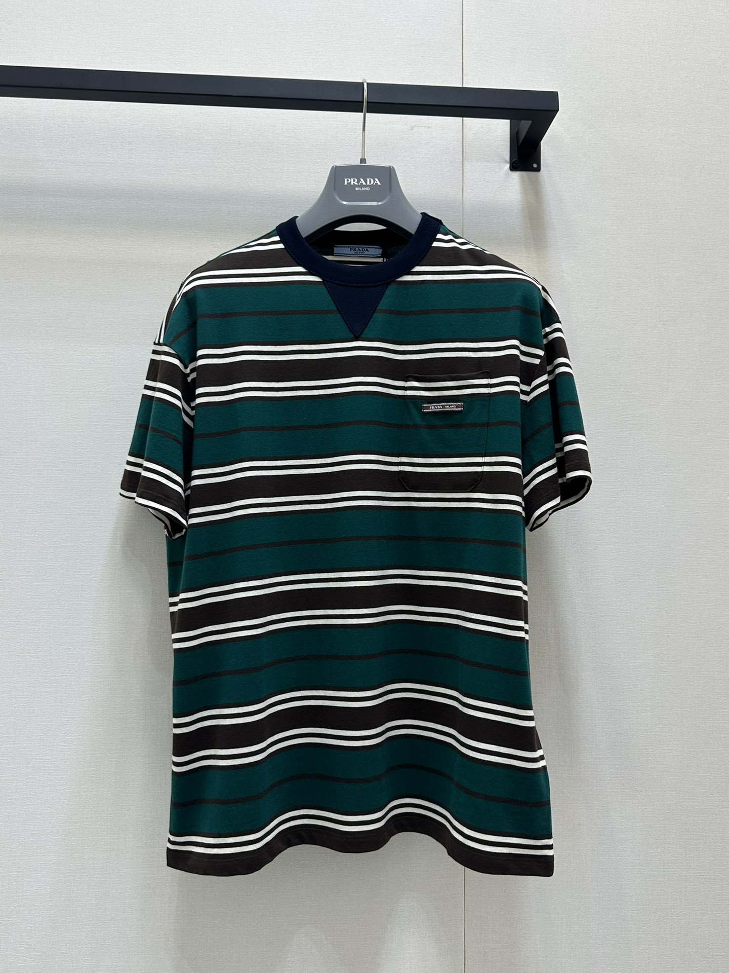 NO:296843,Prad*2025 new product is available on the shelves, round neck striped short sleeves, customized YB native cotton material, breathable and comfortable, full texture, loose short-sleeved top cut, the upper body presents a casual and lazy style, three colors, thickness and space between three lines, the neckline is plain and covers, which adds a beautiful and casual feeling to the outfit. The inner wear is brilliant and fashionable. The upper edge of the chest pocket embellishes the logo to highlight the brand style. Made of gram-weight pure cotton, breathable and comfortable outfit, college age reduction, customized facial accessories, accurate version, high version,,prada, T-shirt,alexander wang19860909批 Prad*2025新品上架 圆领条纹短袖 定制YB原生全棉材质 透气舒适 质感十足 宽松短袖上衣裁剪 上身呈现休闲慵懒的穿搭格调 通体三色粗细不一条纹间隔 领口素色包边 增加穿搭美高休闲感 单穿内搭都出彩时髦 胸前口袋上缘点缀徽标 凸显品牌格调 采用克重纯棉制成 透气舒适穿搭 学院减龄 定制面辅料 认准版本 高版本,,prada,T-shirt,alexander wang,Women's clothing