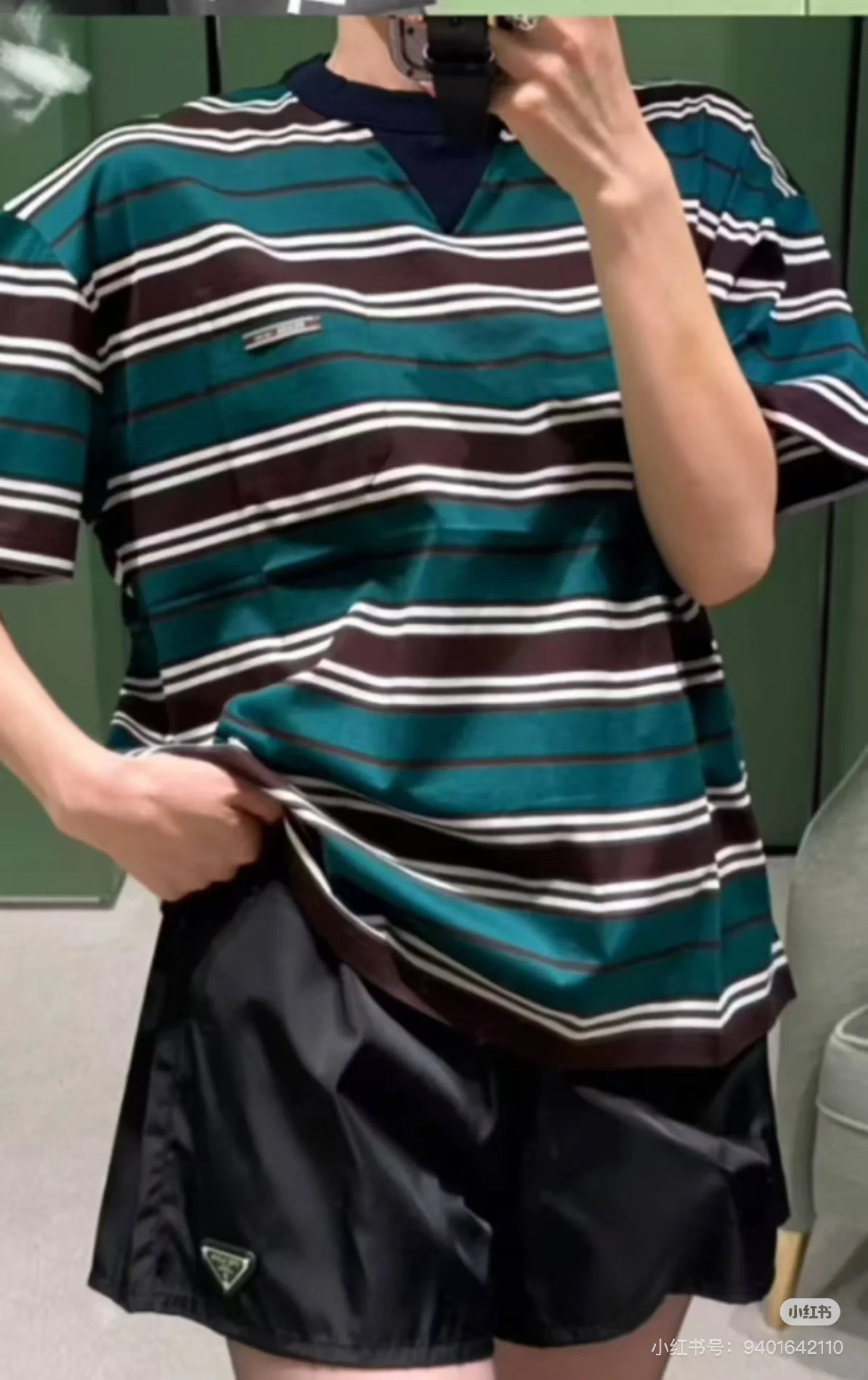 NO:297803,Prad*2025 new product is available on the shelves, round neck striped short sleeves, customized YB native cotton material, breathable and comfortable, full texture, loose short-sleeved top cut, the upper body presents a casual and lazy style, three colors, thickness and space between three lines, the neckline is plain and covers, which adds a beautiful and casual feeling to the outfit. The inner wear is brilliant and fashionable. The upper edge of the chest pocket embellishes the logo to highlight the brand style. Made of gram-weight pure cotton, breathable and comfortable outfit, college age reduction, customized facial accessories, accurate version, high version,,prada, T-shirt,alexander wang19860909批 Prad*2025新品上架 圆领条纹短袖 定制YB原生全棉材质 透气舒适 质感十足 宽松短袖上衣裁剪 上身呈现休闲慵懒的穿搭格调 通体三色粗细不一条纹间隔 领口素色包边 增加穿搭美高休闲感 单穿内搭都出彩时髦 胸前口袋上缘点缀徽标 凸显品牌格调 采用克重纯棉制成 透气舒适穿搭 学院减龄 定制面辅料 认准版本 高版本,,prada,T-shirt,alexander wang,Women's clothing