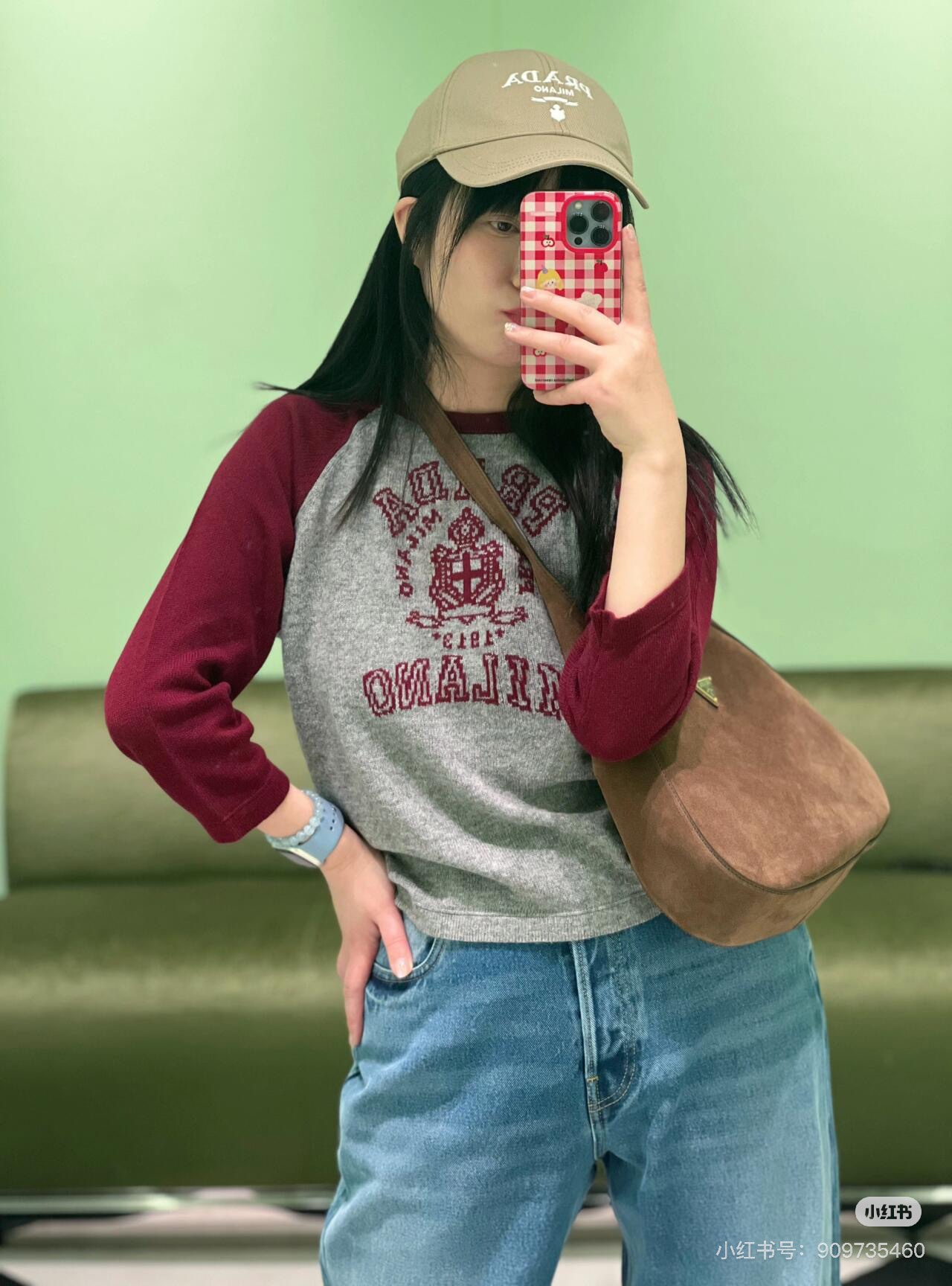 NO:297826,Prad*2025 new products, contrasting color crochet knit round neck and seven-quarter sleeves, customized YB wool knit material, comfortable and soft, elastic, round neck knit short-sleeved cut, contrasting color vertical pit threaded edges, stylish and elastic, ready-to-wear chest with letters and logo patterns as design highlights, adding a lively atmosphere to the simple outfit, without deliberate decoration, can show elegant and high-end brand tone, regular style, smooth and inclusive, slim and fashionable, the latest items in early spring, all seasons, customized face accessories, accurate version, higher version, SML,,prada, T-shirt,alexander wang19860909批Prad*2025新品 撞色钩花针织圆领七分袖 定制YB羊毛针织材质 舒适软糯 弹力十足 圆领针织短袖裁剪 通体撞色竖坑螺纹包边 有型富有弹性 成衣胸前以字母和徽标图案作为设计亮点 为简易穿搭增添活泼气息 无需刻意加饰 即可彰显典雅高级的品牌调性 常规版型 流畅包容 显瘦时髦 早春最新单品 四季通穿 定制面辅料 认准版本 高版本 SML,,prada,T-shirt,alexander wang,Women's clothing