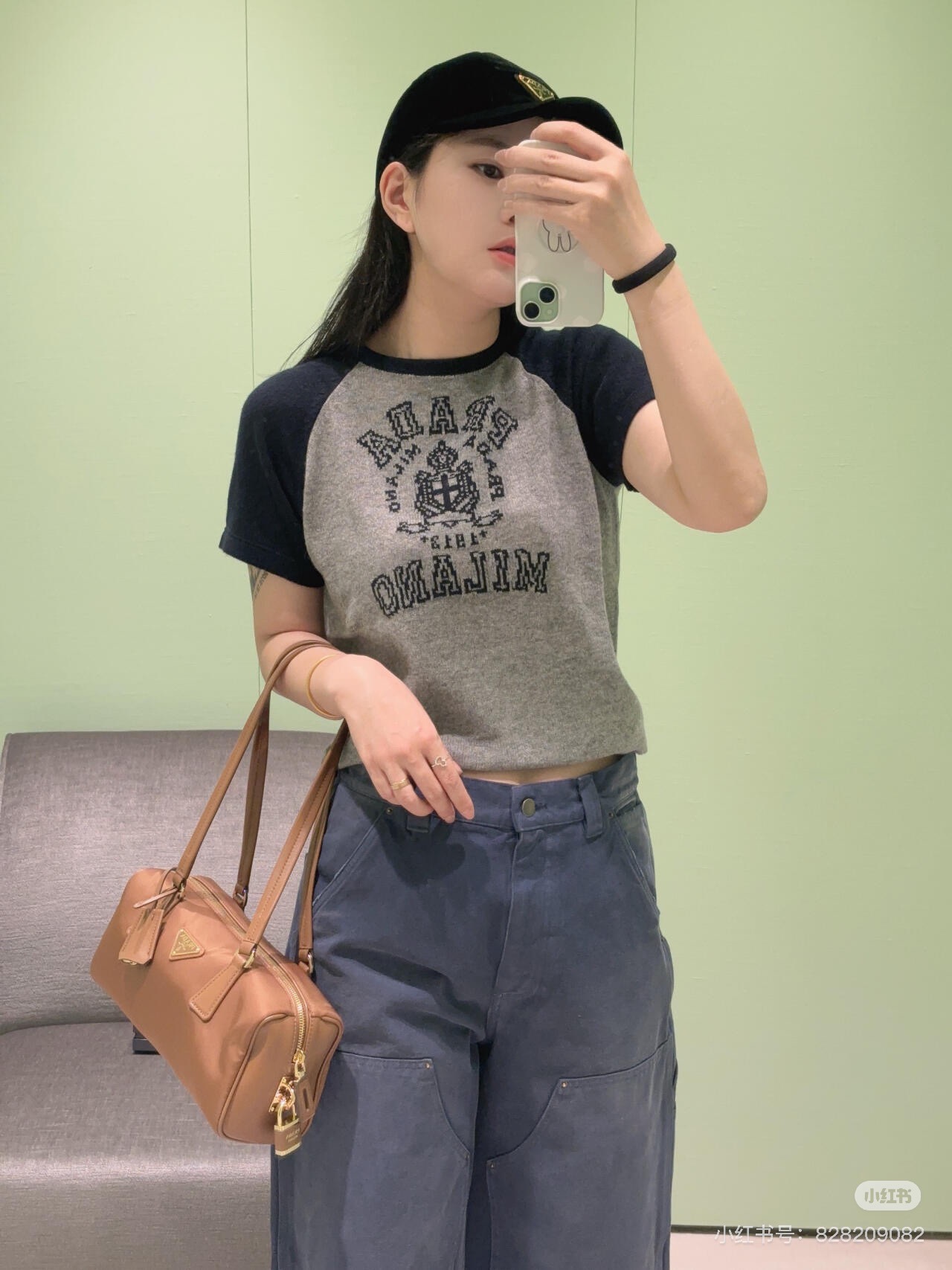 NO:316805,Prad*2025 new products, contrasting color crochet knit round neck and seven-quarter sleeves, customized YB wool knit material, comfortable and soft, elastic, round neck knit short-sleeved cut, contrasting color vertical pit threaded edges, stylish and elastic, ready-to-wear chest with letters and logo patterns as design highlights, adding a lively atmosphere to the simple outfit, without deliberate decoration, can show elegant and high-end brand tone, regular style, smooth and inclusive, slim and fashionable, the latest items in early spring, all seasons, customized face accessories, accurate version, higher version, SML,,prada, T-shirt,alexander wang19860909批Prad*2025新品 撞色钩花针织圆领七分袖 定制YB羊毛针织材质 舒适软糯 弹力十足 圆领针织短袖裁剪 通体撞色竖坑螺纹包边 有型富有弹性 成衣胸前以字母和徽标图案作为设计亮点 为简易穿搭增添活泼气息 无需刻意加饰 即可彰显典雅高级的品牌调性 常规版型 流畅包容 显瘦时髦 早春最新单品 四季通穿 定制面辅料 认准版本 高版本 SML,,prada,T-shirt,alexander wang,Women's clothing