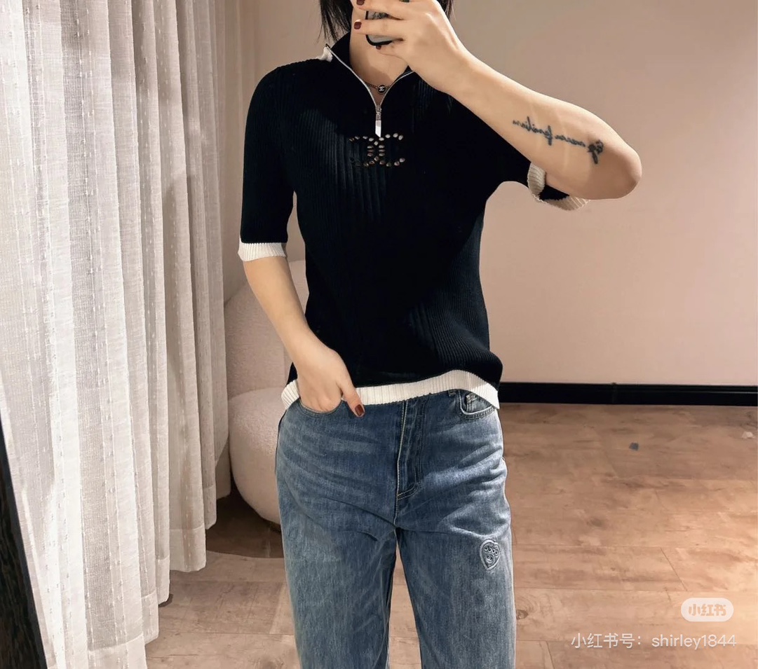 NO:297851,Chane*2025 early spring new product hooded crochet mid-sleeved knit top Customized YB wool knit material Comfortable soft and elastic Hooded knit mid-sleeved top Cut Zipper half-pallet design Combined with the whole color edging The vertical pit strips of ready-made garments are comfortable and elastic The chest is highlighted with hollow double C patterns, low-key and sexy, adding a lively atmosphere to the simple outfit without deliberate decoration, showing elegant and high-end brand tone Regular style Smooth and inclusive Slim and fashionable 25 early spring new product Wearable in all seasons Customized surface accessories Accurate version High-version 36 38 40,,chanel,hats,alexander wang19860909批Chane*2025早春新品连帽钩花中袖针织上衣 定制YB羊毛针织材质 舒适软糯 弹力十足 连帽针织中袖上衣裁剪 拉链半开襟设计 配合通体撞色包边 成衣竖坑条舒适有弹力 胸前以镂空双C图案作为亮点 若隐若现低调性感 为简易穿搭增添活泼气息 无需刻意加饰 即可彰显典雅高级的品牌调性 常规版型 流畅包容 显瘦时髦 25早春新品 四季可穿 定制面辅料 认准版本 高版本 36 38 40,,chanel,hats,alexander wang,Women's clothing