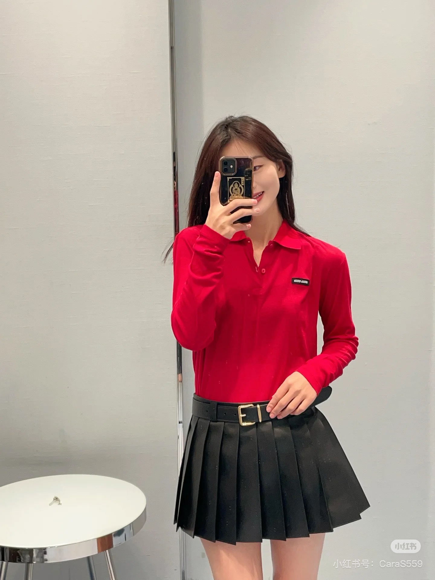 NO:322385,Miu Mi* 25Fw autumn and winter new style, ribbed knitted long-sleeved polo shirt. Original development, high-end production!  Soft and comfortable knitted fabric presents simple lines, embellishing logo patches, highlighting classic style and unique personality polo neckline button opening and closing Classic items for single layering Spot SML,,miumiu,alexander wang19860909批Miu Mi* 25Fw秋冬新款 罗纹针织长袖polo衫.原版开发 高版出品！柔软舒适的针织面料呈现简约线条,点缀徽标贴饰,彰显经典风范与独特个性 polo领口 纽扣开合 单穿叠穿的经典单品 现货 SML,,miumiu,alexander wang,Women's clothing