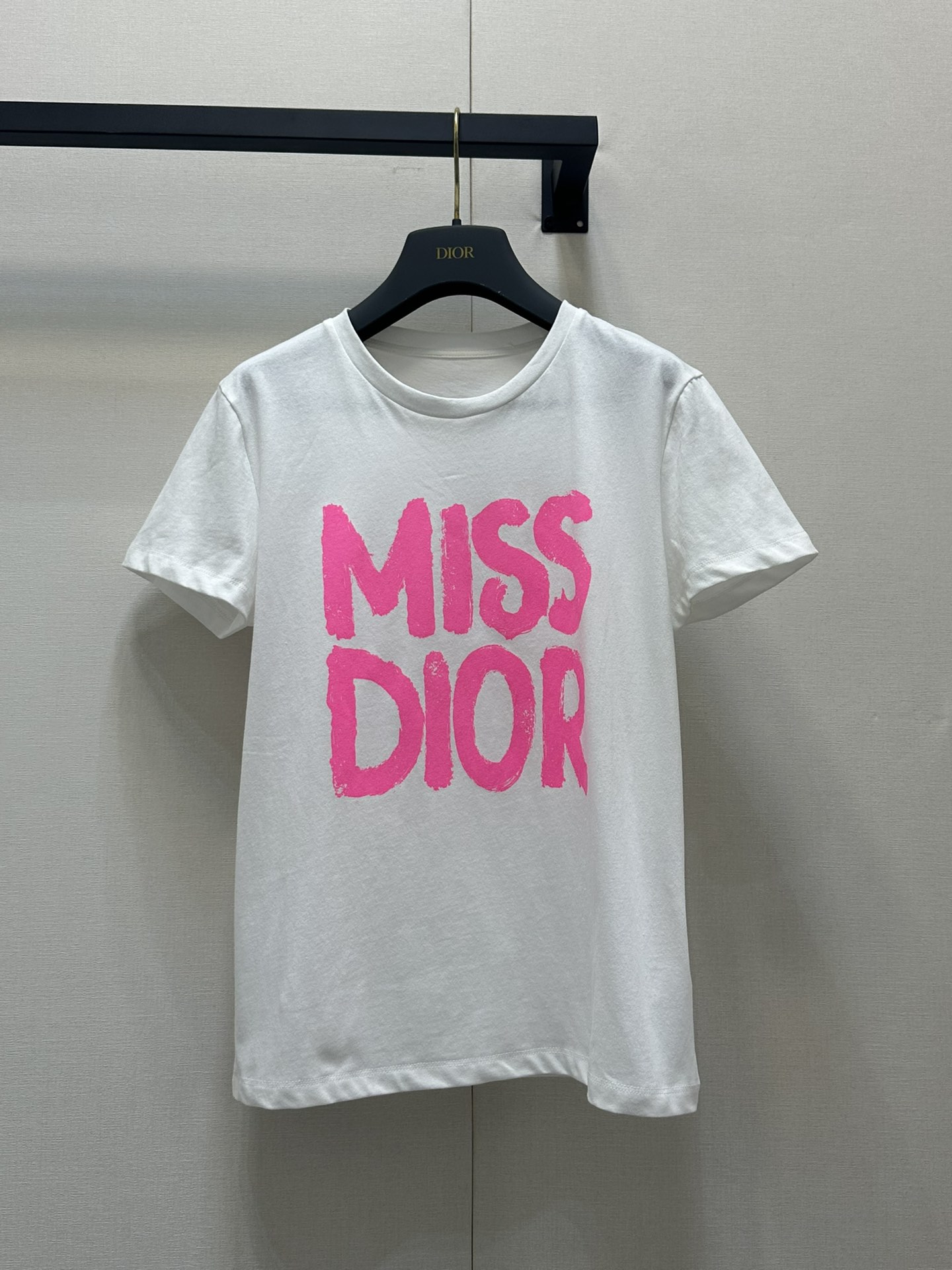 NO:297811,Dio*25 early autumn limited new product super exquisite letter logo print short sleeves T-shirt small loose fit super beautiful temperament girlish style age-reducing and fashionable positioning letter print low-key luxury classic style versatile and not picky about people's upper body beauty, workmanship quality depends on details SML, dior, T-shirt,tees, t-shirt,alexander wang19860909批 Dio*25早秋限定新品超级精致的字母logo印花短袖 T恤小宽松版型超美气质少女风减龄又时髦定位字母印花低调奢华 经典版型百搭不挑人上身美的不要不要的 做工品质看细节 现货 SML,,dior,T-shirt,tees，t-shirt,alexander wang,Women's clothing