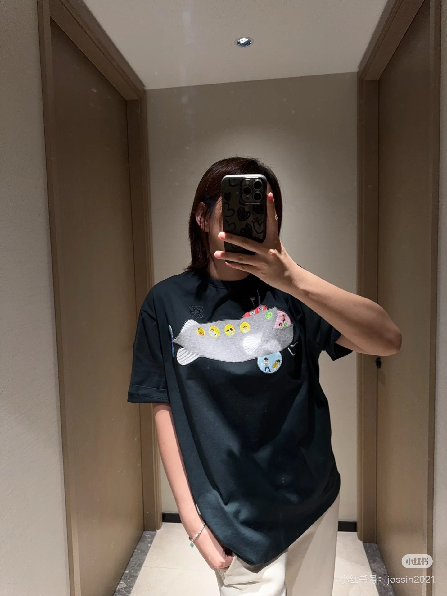 NO:297816,Loew*2025 new products, round neck embroidered short sleeves, customized YB twill cotton, breathable and comfortable, full texture, loose short-sleeved T-shirt cut, highlighting the brand style, made of gram-weight pure cotton, slightly elastic, presenting a slim visual effect, moon print on the chest and embroidery crafts rabbit, presenting an advanced and playful fashion sense, black and white classic color matching creates a personal style, full of creativity, brand high-end design sense, single wear and inner wear is brilliant and fashionable, same style, custom face accessories, accurate version, high-end version, loewe, T-shirt,tees, t-shirt,alexander wang19860909批Loew*2025新品 圆领刺绣短袖 定制YB斜纹全棉材质 透气舒适 质感十足 宽松短袖T恤裁剪 凸显品牌格调 采用克重纯棉制成 略带有弹力 呈现显瘦视觉效果 胸前月球印花搭配刺绣工艺小兔子 呈现出超前又俏皮的时尚感 黑白经典配色打造个性风格 充满创意 品牌高级设计感拉满 单穿内搭都出彩时髦 男女同款 定制面辅料 认准版本 高版本,,loewe,T-shirt,tees，t-shirt,alexander wang,Women's clothing