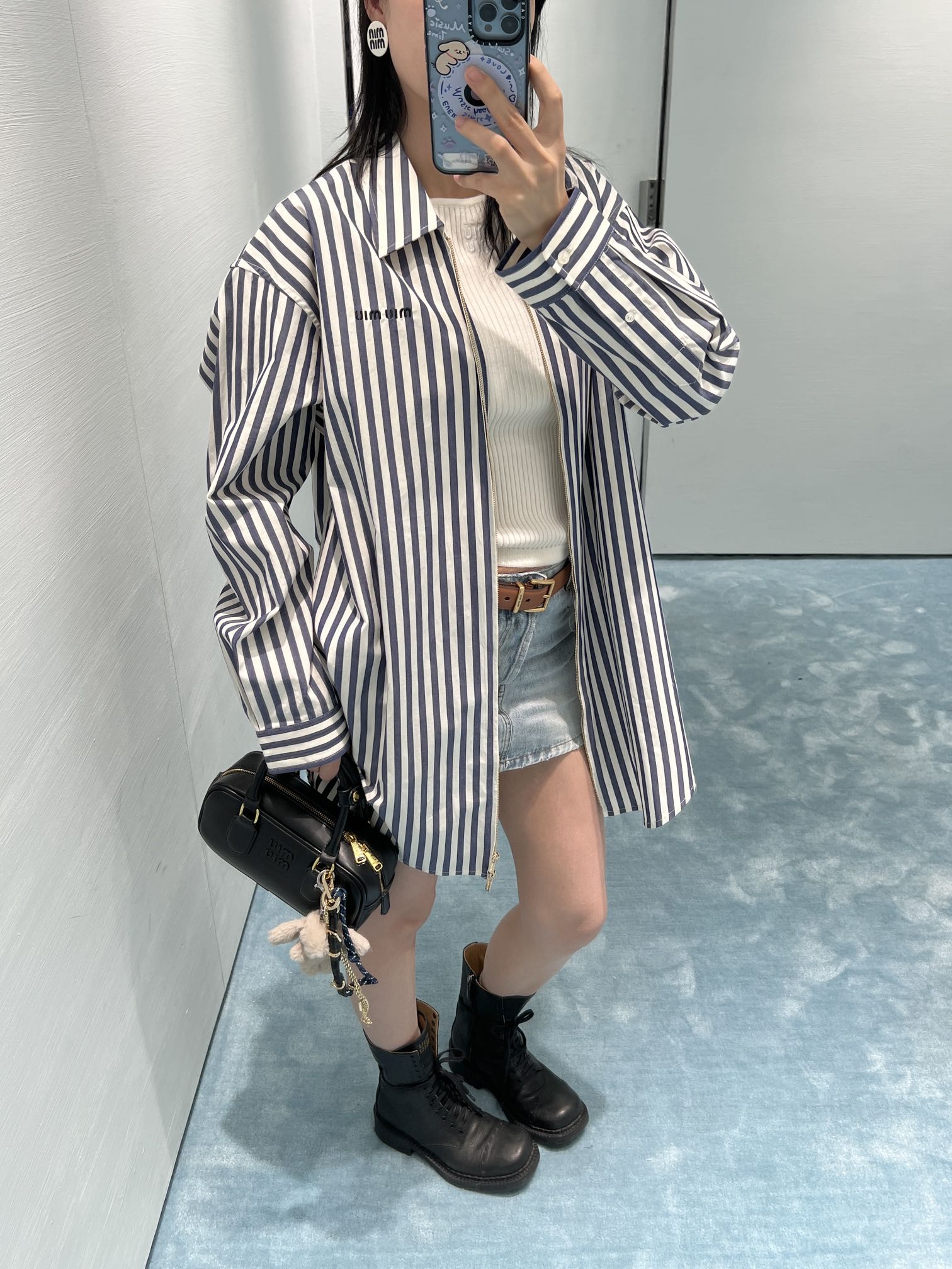 NO:297827,Miumi* 25Ss early spring Miao style outfit, embroidered logo vertical striped zipper loose shirt. Original development!  High-end production!  Double zipper head design, sweet and salty layered item!  Loose and versatile style is not picky!  Custom imported pure cotton fabric!  Workmanship quality depends on details. Spot SML, miumiu,shirts,alexander wang19860909批 Miumi* 25Ss早春缪系穿搭 刺绣logo竖条纹拉链宽松衬衫.原版开发！高版出品！双拉链头设计,可甜可盐气质叠穿单品！宽松版型百搭不挑人！定制进口纯棉面料！做工品质看细节.现货 SML,,miumiu,shirts,alexander wang,Women's clothing