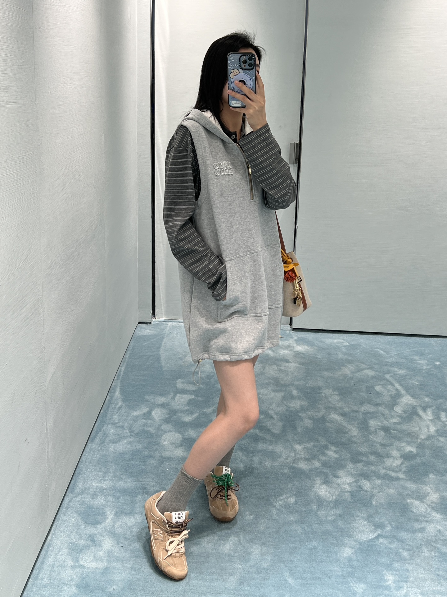 NO:297798,Batch Miu Mi* 25Ss early autumn new style, letter patch embroidered hooded vest skirt | Original development!  High-end production!  Regular design Custom embroidered three-dimensional letter decoration Full of high-end feel Classic tailoring Lines lengthen the body proportions, and strength to cover the flesh and make you look slimming!  Eternal classics are absolutely not to be missed. It is fashionable in capital with any style. It is extremely practical and has a perfect fit. It is full of comfort. SML, miumiu, skirts, hats, alexander wang19860909批 Miu Mi* 25Ss早秋新款 字母贴布绣连帽背心裙丨原版开发！高版出品！常规设计 订制刺绣立体字母装饰 满满的高级感 经典剪裁 线条拉长身材比例 实力遮肉显瘦！永恒经典是绝对不可错过的 搭配任何风格都是大写的时髦 实穿度极高 舒适度满分 现货 SML,,miumiu,skirts,hats,alexander wang,Women's clothing