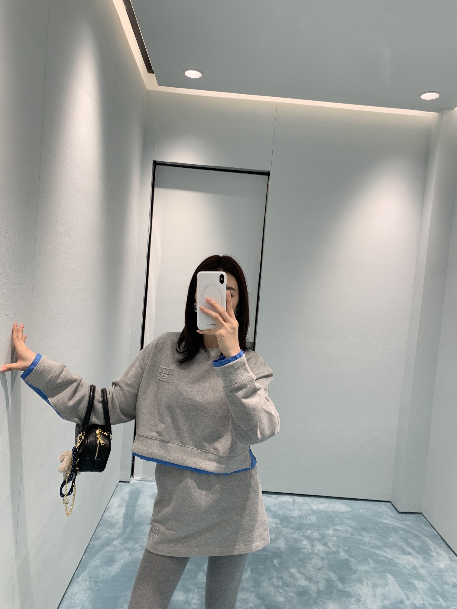 NO:297802,Round neck sweatshirt batch, skirt batch, trousers batch, Miumi* 24fw autumn and winter new style, letter patch embroidered lapel spliced ​​sweatshirt   skirt set丨Original development!  High-end production!  Customized YB imported twill cotton material, delicate and breathable and comfortable. Use the hem cuff spliced ​​blue shirt design. Two-piece look. The chest is decorated with brand letters to highlight the brand tone. The lapel half-paced and fall-shoulder sweatshirt tailoring. It can be matched with the same series of drawstring trousers or A-line skirts. The set is more harmonious and charming. Spot SML,,miumiu,hoodie,sweatshirts,skirts,shirts,alexander wang19860909圆领卫衣批 半裙批 长裤批 Miumi* 24fw秋冬新款 字母贴布绣翻领拼接卫衣 半裙套装丨原版开发！高版出品！定制YB进口斜纹全棉材质 细腻透气舒适 沿用下摆袖口拼接蓝色衬衫设计 假两件既视感 胸前饰以品牌字母贴标装饰 彰显品牌调性 翻领半开襟落肩卫衣剪裁 可搭配同系列抽绳长裤或A字短裙 成套穿搭更为协调魅力 现货 SML,,miumiu,hoodie,sweatshirts,skirts,shirts,alexander wang,Women's clothing