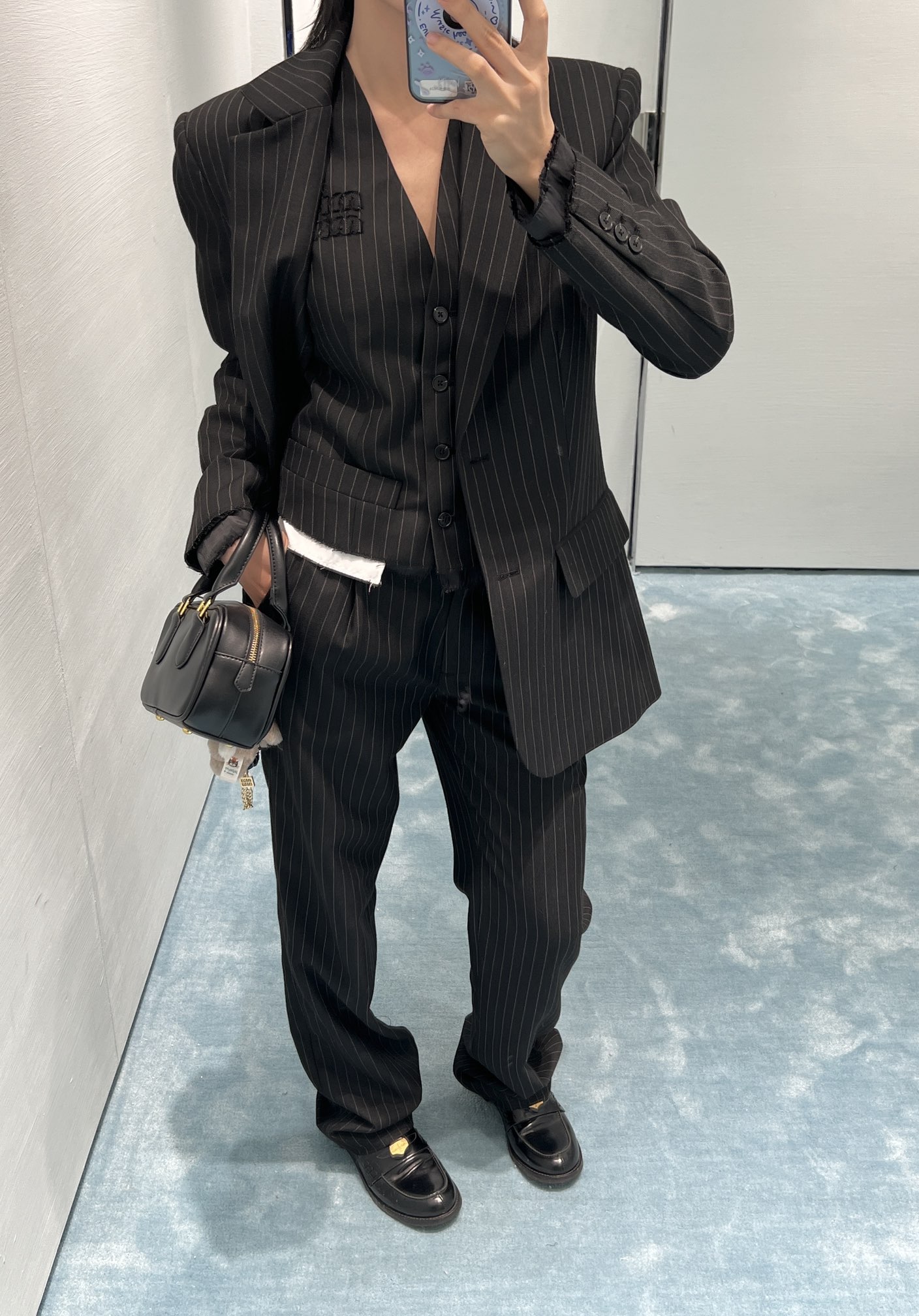 NO:307218,Batch (vress) Batch (pants) Batch (coat) Miu*iu25Ss spring and summer new vertical striped suit vest suit trousers. Easy to have a sweet and cool intellectual atmosphere. Splicing design layering. Three-dimensional tailoring waist-closing style is not picky for people. Retro and elegant stacking effect is excellent. SML,,miumiu, jackets & coats,business suit,alexander wang19860909批（马甲） 批（裤子） 批（外套） Miu*iu25Ss春夏新品竖条纹西装小马甲西装长裤.轻松拥有甜酷知识分子范氛围感 拼接设计层次感 立体剪裁收腰版型不挑人复古优雅叠搭效果超赞.SML,,miumiu,jackets & coats,business suit,alexander wang,Women's clothing