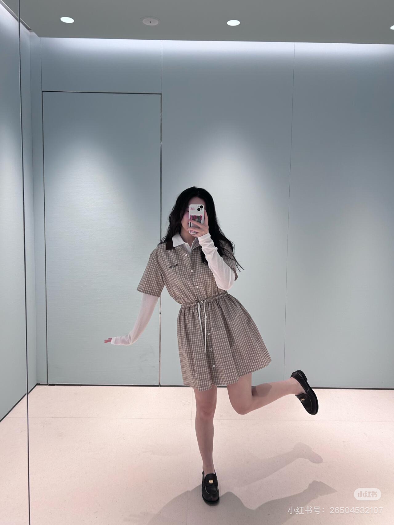 NO:297812,Miumi's latest style plaid short-sleeved shirt dress Customized YB twill cotton material Soft and skin-friendly Comfortable and not easy to wrinkle Short-sleeved shirt dress style The collar of the top is brown contrasting, forming a collision contrast with the body plaid, highlights Highlights Embroidery on the chest outlines the letter logo to add a sweet and cute atmosphere Presenting the Miao-series exclusive well-behaved college style Waist drawstring design Elastic and casual adjustment is more inclusive Easy to highlight the proportional advantages Create long-legged charm Customized surface accessories Definite version High-end version, Miumiu, skirts, Shirts, T-shirts, alexander wang19860909批 Miumi*新款 格纹短袖衬衫连衣裙 定制YB斜纹全棉材质 柔软亲肤 舒适不易皱 短袖衬衫连衣裙版型 上衣领口作棕色撞色处理 与通体格纹形成碰撞对比 亮点突出 胸前刺绣勾勒字母徽标 增添甜美可爱气息 呈现缪系专属乖巧学院风格 腰间抽绳设计 松紧随意调节更包容 轻松突出比例优势 打造长腿魅力 定制面辅料 认准版本 高版本,,miumiu,skirts,shirts,T-shirt,alexander wang,Women's clothing