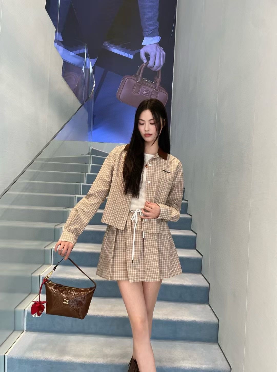 NO:297817,Batch (shirt) Batch (skirt) Miumi* newest plaid long-sleeved shirt skirt suit Customized YB twill cotton material Soft and skin-friendly Comfortable and not easy to wrinkle Long-sleeved shirt skirt suit The collar of the top is brown contrasting, forming a collision contrast with the body plaid, highlights highlighted, chest embroidery outlines the letter logo, adding sweet and cute atmosphere, presenting the Miao-series exclusive well-behaved college style, matched with skirts in the same series, logo details echo up and down, drawstring is elastic and adjustable more inclusively, easily highlighting the proportion advantages, pure and full marks of complete sets, and it is also great to match separately. Customized surface accessories, accurate version, high version,,miumiu, skirts,shirts,alexander wang19860909批（衬衫） 批（半裙） Miumi*新品格纹长袖衬衫半裙套装 定制YB斜纹全棉材质 柔软亲肤 舒适不易皱 长袖衬衫半裙套装 上衣领口作棕色撞色处理 与通体格纹形成碰撞对比 亮点突出 胸前刺绣勾勒字母徽标 增添甜美可爱气息 呈现缪系专属乖巧学院风格 搭配同系列半裙 徽标细节上下呼应 抽绳松紧随意调节更包容 轻松突出比例优势 成套穿搭清纯满分 分开搭配也是很赞 定制面辅料 认准版本 高版本,,miumiu,skirts,shirts,alexander wang,Women's clothing