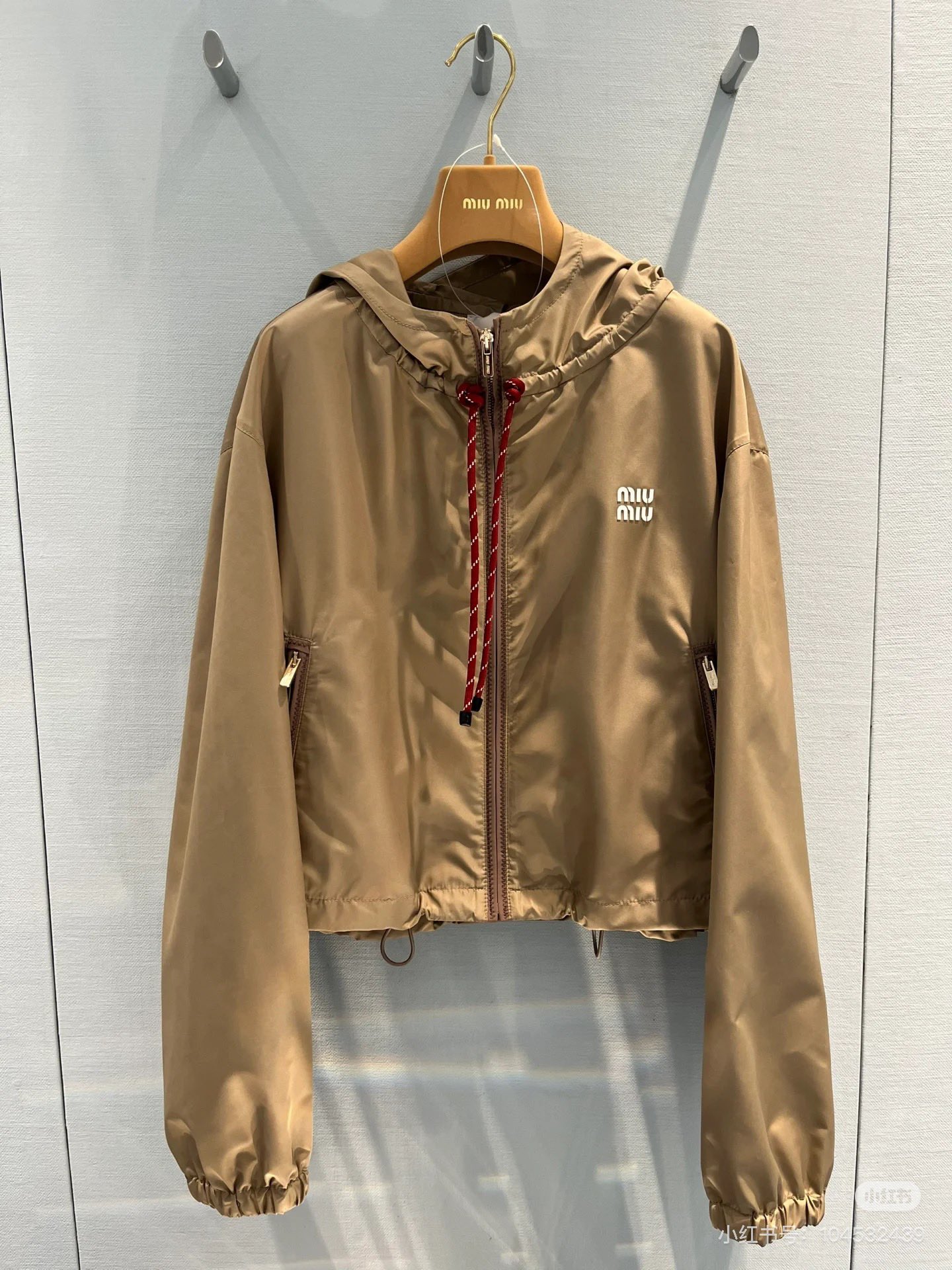 NO:297782,Miu25 early spring new style letter hooded short windbreaker, sweet and salty, versatile, not picky, not picky, not picky, not bad! Customized fabric is light, comfortable and breathable, excellent, super light and thin, super easy to wear! Waterproof and windproof, comfortable and unrestrained! Customized letter logo on the chest, customized hardware accessories, hooded long sleeves, elastic cuffs, zipper side contrasting color wave embroidery craft webbing! The style does not pick the figure! There is a drawstring on the hem, which can be adjusted freely. SML, miumiu, hats, alexander wang19860909批miu25早春新款 字母连帽短款风衣,可甜可盐百搭不挑人上身美的不要不要的!定制面料轻盈舒适透气质感超赞,超轻薄超好穿!防水防风,舒适无束缚感! 胸前定制字母logo,定制五金配件,连帽长袖,弹力袖口,拉链侧边撞色波浪刺绣工艺织带!版型不挑身材!下摆有抽绳,可自由调节松紧.SML,,miumiu,hats,alexander wang,Women's clothing