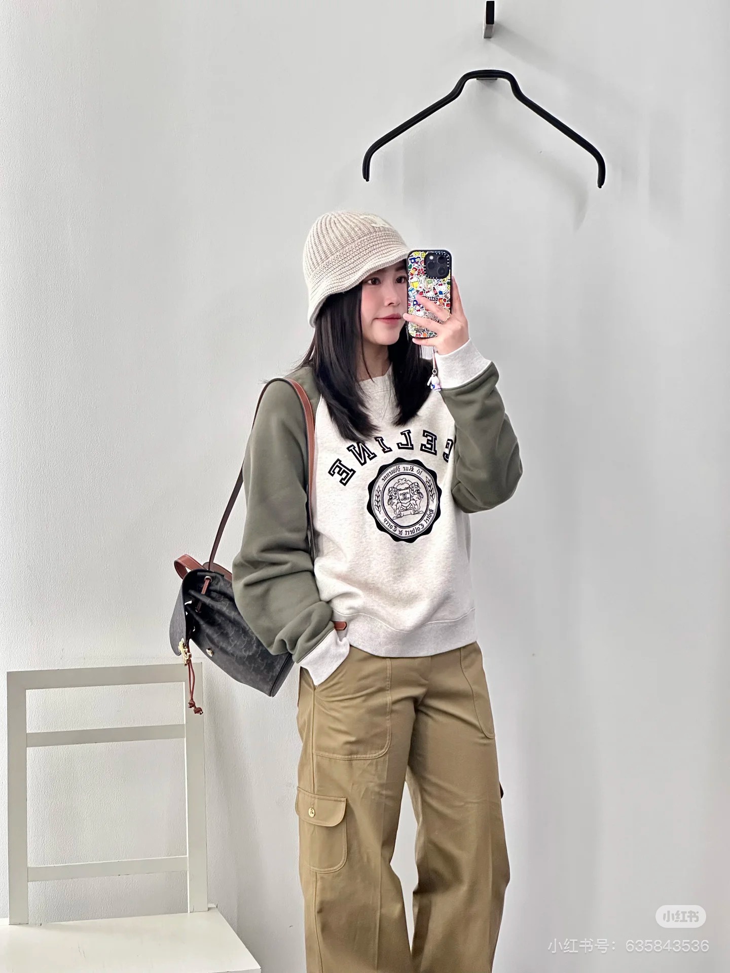 NO:316262,Celin* 25Ss early spring new style contrasting letter round neck sweatshirt. Original development, high-end production!  Loose round neck sweatshirt cut, shoulder-falling threaded edge design, chest arrangement using color contrast, printed Arc de Triomphe pattern is added to letter logo, arch curved presents three-dimensional sense, creating a casual and beautiful atmosphere, fashionable and high-end sense, color collision is very eye-catching, creating a personal style, relaxed and lazy, and it is outstanding in one wear, spot SML, celine, hoodie, sweatshirts, alexander wang19860909批Celin* 25Ss早春新款 撞色字母圆领卫衣.原版开发 高版出品！宽松圆领卫衣裁剪 落肩螺纹包边设计 胸前利用颜色对比排列 在字母徽标增添印花凯旋门图案 拱形弯曲呈现出立体感 营造休闲美高氛围感 时尚高级感立现 色彩碰撞十足亮眼 打造个性风格 松弛慵懒 单穿内搭都出彩 现货 SML,,celine,hoodie,sweatshirts,alexander wang,Women's clothing