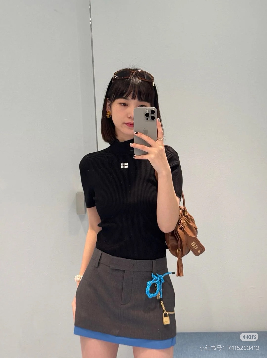 NO:313433,Batch Miumi* 25Ss early spring new model with micro-label embroidered elastic base short-sleeved sweater. Original development!  High-end production!  The perfect length of the clothes is super inclusive and has a versatile style!  It is really hard not to make people feel moved by the simple embroidered logo~ Whether it is worn alone or layered, it is YYDS customized yarn. The texture is excellent, the comfort and close-fitting are all intimate. Details are online. Sisters, just feel at ease!  Spot SML, miumiu, T-shirt, alexander wang19860909批 Miumi* 25Ss早春新款 微标刺绣弹力打底短袖针织衫.原版开发！高版出品！恰到好处的衣长上身包容性超强 百搭版型绝绝子！简约刺绣小logo真的很难不让人心动啊～无论单穿还是叠穿都是YYDS定制纱线 质感超赞 舒适感贴身穿着都 细节在线 姐妹们 放心入就对了！现货 SML,,miumiu,T-shirt,alexander wang,Women's clothing