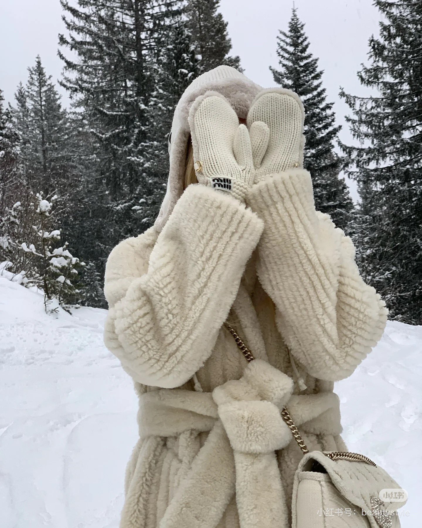 NO:561283,(Gloves) Miu* new ski series new style genuine fur-integrated top lambskin Lei Feng hat丨Exclusively for high-end customers who like high-end products. The products of the former 'OEM' are trustworthy. Although everyone can say this, there are very few that can actually get this quality. You can search the whole Internet with pictures for comparison details. Genuine top lambskin, fur-integrated Lei Feng hat. Anyone who has made a hat knows that the cost is much higher than a coat. The process and technical requirements are extremely high, and the hat shape is molded.  Including the warmth and wearing effect, it is comparable to no pressure. It needs someone who really knows the goods to buy it. One size fits all, miumiu, jackets & coats, sheepskin, gloves, hats, alexander wang19860909（手套） Miu* 新品滑雪系列新款 真正皮毛一体顶级小羊皮雷锋帽丨专属喜欢高端货的高端顾客 曾经的“代工厂“出品值得信赖 虽然这句话谁都会说 但实际拿得出来这个品质的寥寥无几 你们可以带图全网搜罗对比细节 真正顶级小羊皮,皮毛一体雷锋帽 做过帽子的都知成本远高于一件外套 工序和技术要求极高,帽型开模 包括保暖度和戴上的效果 都媲美无压力,需要真正识货的人来收 均码,,miumiu,jackets & coats,sheepskin,gloves,hats,alexander wang,Women's clothing