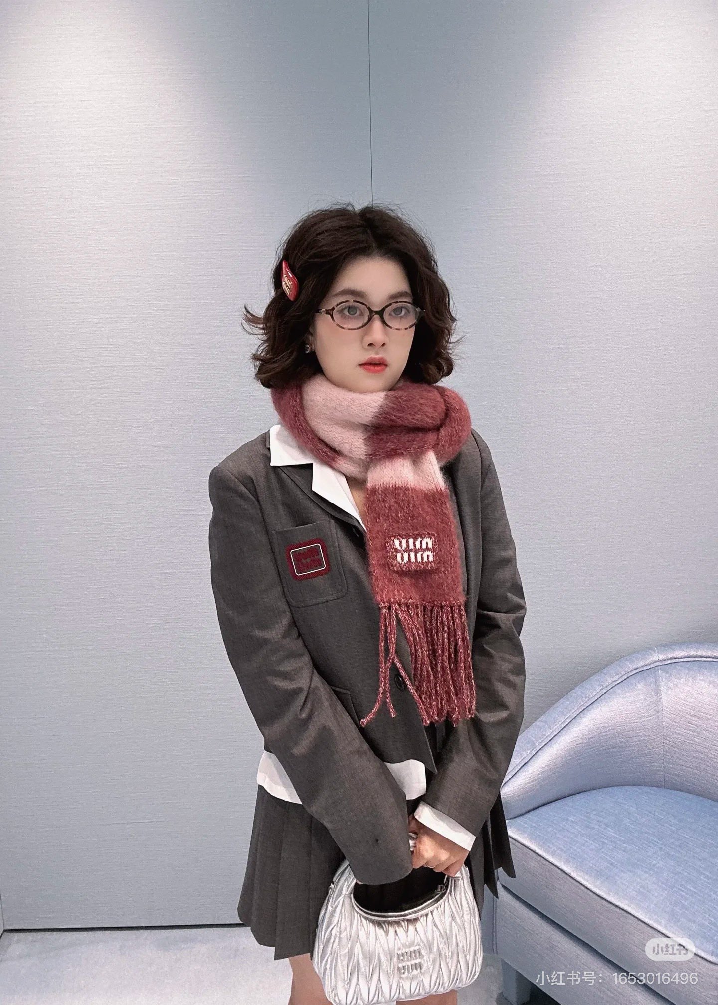 NO:315704,Miumi* 25Ss early spring new style red logo letter college style wool short suit. Original development!  High-end production!  Reinterpret the traditional style style and style of the traditional style with a different proportion and detailed design. It is really worth having everyday. High-end wool fiber blending materials. The lining is delicate and exquisite. The neat short cut waist-exposed style presents a free and fashionable style. The buttons on the front instantly extend the overall body proportion. The hem is the same color splicing layer as the top. The combination of individual matching is also an atmosphere item that can be seen in the circle. It unlocks countless looks possibilities~ Spot SML,,miumiu, business suit,alexander wang19860909批Miumi* 25Ss早春新款 红徽标字母学院风羊毛短款小西装.原版开发！高版出品！以别样的比例细节设计重释传统风格款式糅合正装与摩登格调的单品,真滴太值得日常拥有了～高阶羊毛纤维混纺用料 衬里细腻精致,利落的短裁露腰版型呈现自由的时髦风潮,正面纽扣开合,瞬间拉长整体身材比例,下摆处与上衣同样撞色拼接层次 单独搭配也是hin出圈的氛围单品哦,解锁无数look可能性～ 现货 SML,,miumiu,business suit,alexander wang,Women's clothing