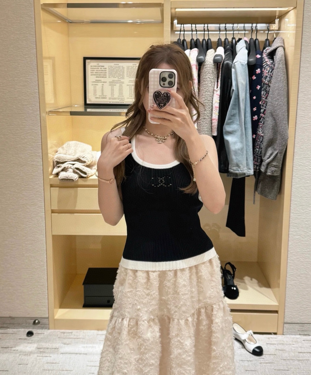 NO:308779,Crack Chane*25 Spring and Summer New Style Logo Embroidery Logo Knitted Sweater丨Original Development!  High-end production!  High-end fashionable basic items that simplify the complexity. The whole picture is decorated with letters and logo embroidered on the chest with a letter and logo. Slim fit, base or single wear. It uses a wool fabric with excellent feel, soft and texture, and is comfortable for the upper body. Spot SML, chanel, sweaters, alexander wang19860909批Chane*25春夏新款 logo刺绣徽标针织毛衣丨原版开发！高版出品！化繁为简的高阶时髦基础单品,在整幅净色视觉上于前幅胸口饰以字母徽标刺绣点缀.修身版型,打底或单穿都可.采用手感极佳羊毛面料,柔软有质感,上身亲肤舒适.现货 SML,,chanel,sweaters,alexander wang,Women's clothing