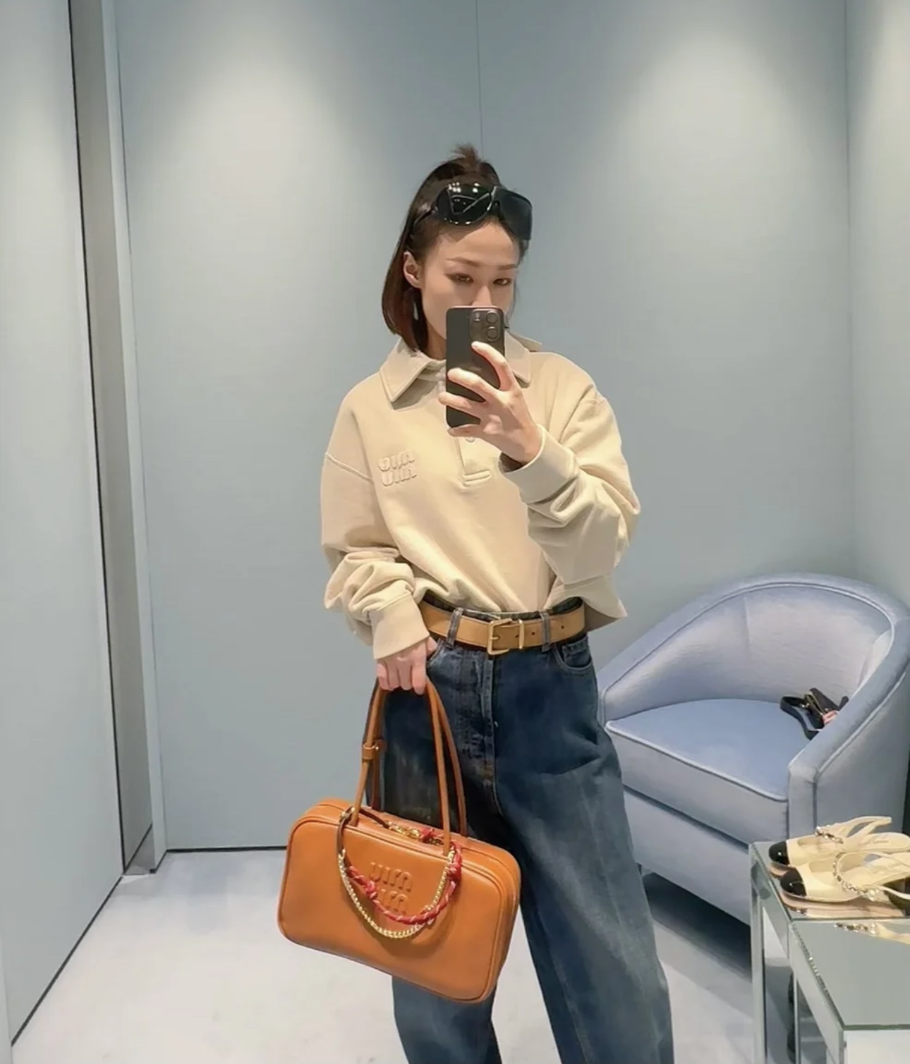 NO:313444,MiuMi*25fw early autumn new warm cream apricot color is so beautiful ~ Embroidered logo letters cotton polo sweatshirt, traveling with the original development ~ This cotton sports style Polo shirt combines two different styles, which complements Miu's urban attitude. It is decorated with embroidered logos in the same color to add logo elements. The sports style meets the new cotton sweatshirt, and the ribbed knitted hem evokes vitality. Spot SML,,miumiu,alexander wang19860909批MiuMi*25fw早秋新款温暖的奶油杏色太好看啦 ~ 刺绣徽标字母棉质polo运动衫 出行绝绝子 原版开发~这款棉质运动风Polo衫融合两种不同风格,与Miu的都市态度交相辉映.饰以同色调刺绣徽标,增添标识性元素.运动风格邂逅于新款棉质运动衫,罗纹针织下摆唤起活力气息 现货 SML,,miumiu,alexander wang,Women's clothing