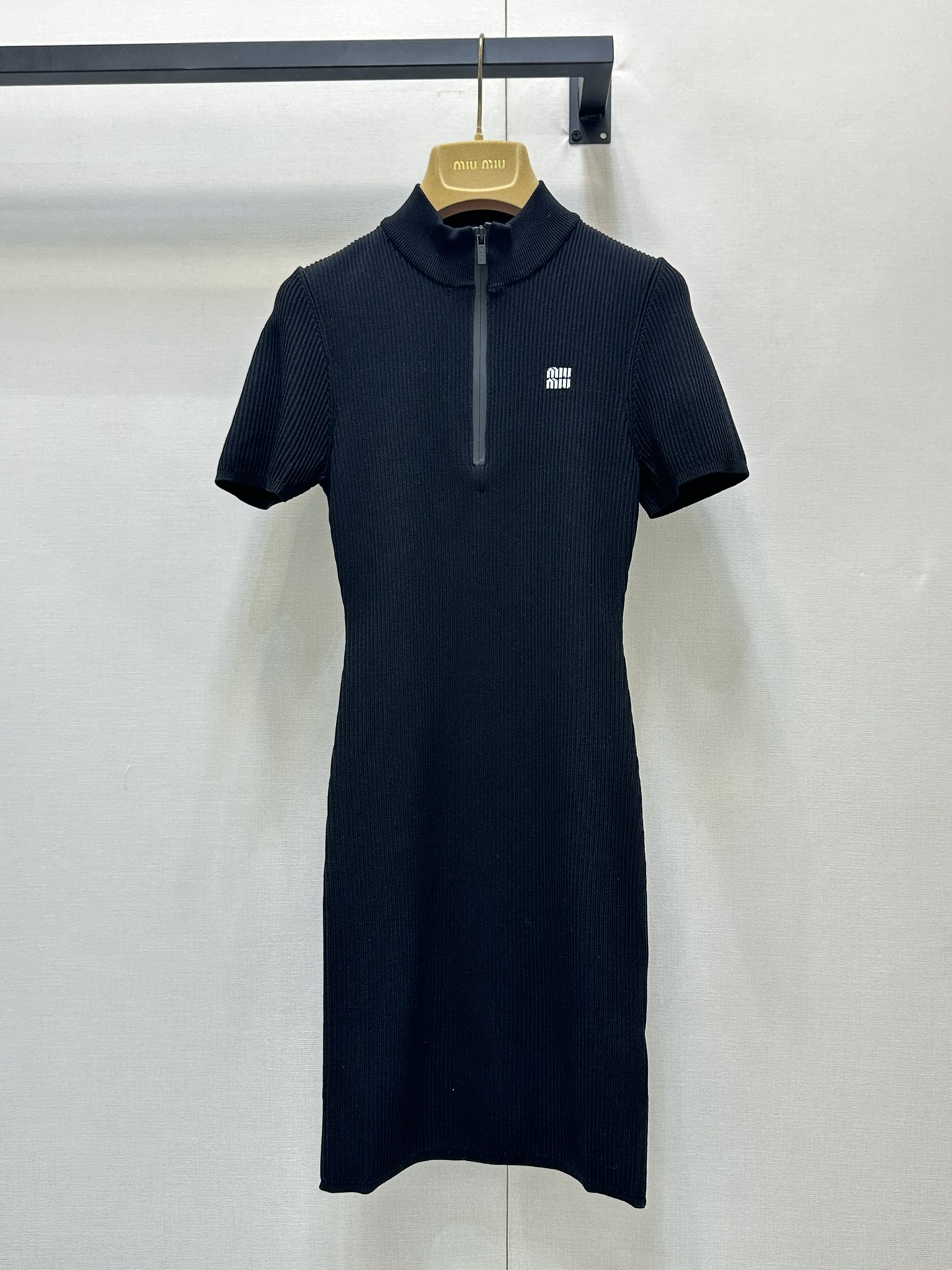 NO:313430,Batch Miumi* 25Ss early spring new style stretch base needle knitted dress | Exclusive yb development!  High-end production!  Absolutely versatile style, the upper body shows high-end beauty, customized knitted fabric, soft, delicate and elastic enough!  It's very good whether you wear it alone or in the inner wear!  It is a perfect artifact to take pictures when you go out!  Easy to grasp various styles, the materialistic feeling is a must-have for people, love at first sight, spot SML, miumiu, skirts, alexander wang19860909批 Miumi* 25Ss早春新款 弹力打底针针织连衣裙丨独家yb开发！高版出品！绝对百搭的款式 上身尽显高级美定制针织面料 柔软细腻弹力够大！ 无论单穿还是内搭都很！ 出门拍照妥妥的上相神器！各种风格轻松拿捏 实物质感超级nice简直就是人手必备款,一眼爱住,现货 SML,,miumiu,skirts,alexander wang,Women's clothing