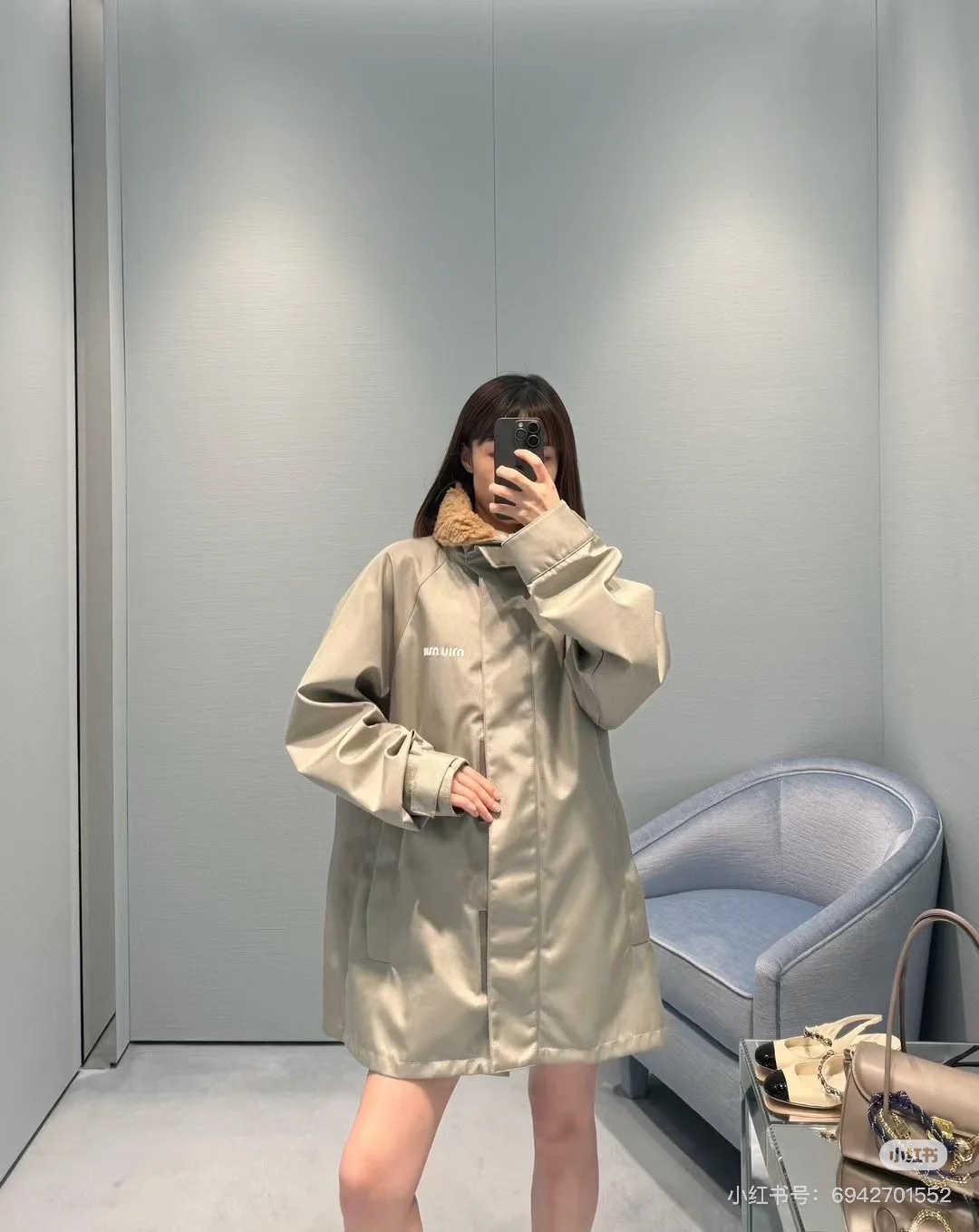 NO:313442,Miu's new products are on the shelves. Original development, stand-up collar jacket jacket, custom-made YB imported charge nylon material, crisp and stylish, high-quality texture, stand-up collar splicing lamb velvet design, invisible zipper lace, reflecting the sense of detail, Velcro breast brand letter label embroidery, showing the tone, Velcro cuffs close, showing the sporty and fashionable style, convenient shape of double-sided pockets, back splicing processing, increase the sense of layering, outdoor charge jacket loose style, show fashion charm, whether it is daily leisure or outdoor sports, layering of autumn and winter is more fashionable, customized surface accessories, accurate version, 2 colors, SML,,miumiu, jackets & coats, jackets & coats, alexander wang19860909批Miu新品上架 原版开发,立领夹克冲锋衣外套 定制YB进口冲锋尼龙材质 挺括有型 质感上乘 立领拼接羊羔绒设计 隐形拉链衣襟 体现细节感 魔术贴胸前品牌字母标签刺绣 彰显调性 袖口魔术贴收口 尽显运动时髦格调 双侧口袋便捷造型 背后拼接处理 增加层次感 户外冲锋外套宽松版型 无论日常休闲还是户外运动都能展现时尚魅力 秋冬叠穿更为洋气 定制面辅料 认准版本 高版本 2色 SML,,miumiu,jackets & coats,jackets & coats,alexander wang,Women's clothing