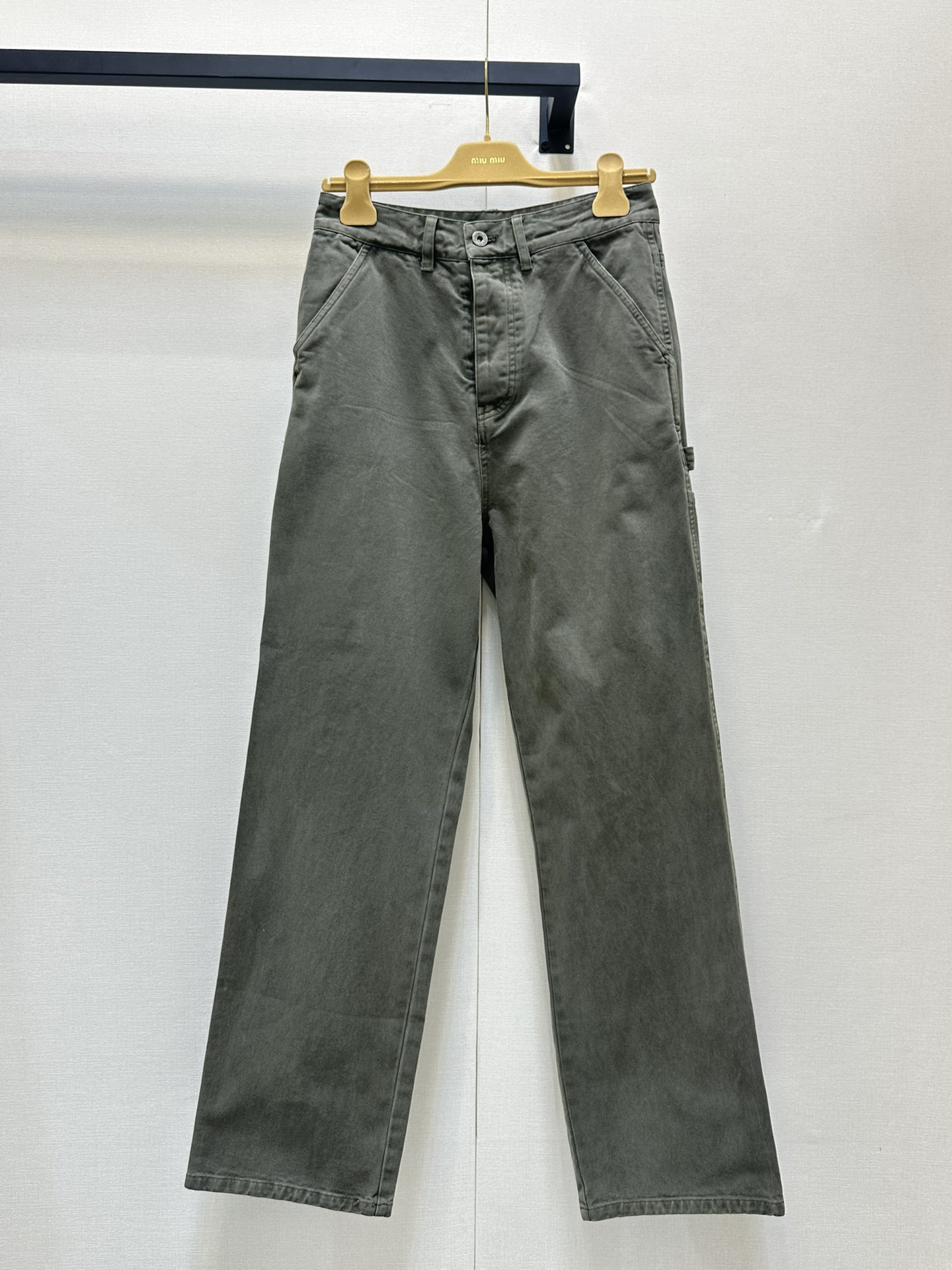 NO:313437,Batch (trousers) Customized YB imported washing denim texture three-dimensional texture Lapel jacket Nostalgic and fashionable Clothes hem are decorated with three-piece metal logo Retro military green Temperament age-reducing college style versatile and not picky with people Match series trousers Straight wide-leg style Modify long legs Back pocket brand logo embellishment echoes jacket Complete set of upper body retro style Customized surface accessories Accurate version SML, Jackets & coats,alexander wang19860909批（长裤） 定制YB进口水洗牛仔 质感立体质感 翻领外套 怀旧时髦 衣摆饰以金属三件标装饰 复古军绿 气质减龄学院风百搭不挑人 搭配系列长裤 直筒阔腿版型 修饰大长腿 后口袋品牌识标点缀呼应外套 成套上身复古风格拉满 定制面辅料 认准版本 SML,,jackets & coats,alexander wang,Women's clothing