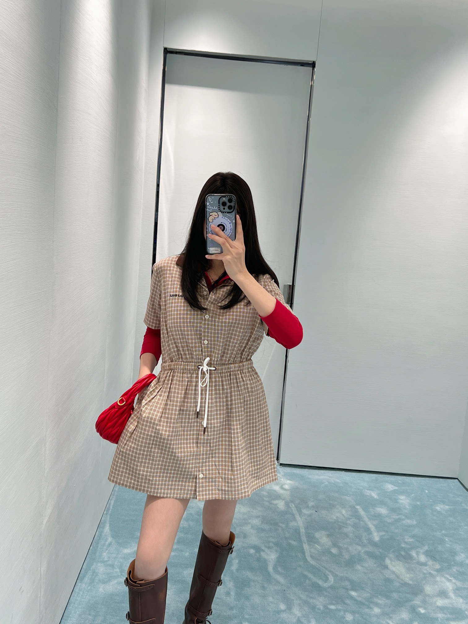 NO:307648,Miumi's latest style plaid short-sleeved shirt dress Customized YB twill cotton material Soft and skin-friendly Comfortable and not easy to wrinkle Short-sleeved shirt dress style The collar of the top is brown contrasting, forming a collision contrast with the body plaid, highlights Highlights Embroidery on the chest outlines the letter logo to add a sweet and cute atmosphere Presenting the Miao-series exclusive well-behaved college style Waist drawstring design Elastic and casual adjustment is more inclusive Easy to highlight the proportional advantages Create long-legged charm Customized surface accessories Definite version High-end version, Miumiu, skirts, Shirts, T-shirts, alexander wang19860909批 Miumi*新款 格纹短袖衬衫连衣裙 定制YB斜纹全棉材质 柔软亲肤 舒适不易皱 短袖衬衫连衣裙版型 上衣领口作棕色撞色处理 与通体格纹形成碰撞对比 亮点突出 胸前刺绣勾勒字母徽标 增添甜美可爱气息 呈现缪系专属乖巧学院风格 腰间抽绳设计 松紧随意调节更包容 轻松突出比例优势 打造长腿魅力 定制面辅料 认准版本 高版本,,miumiu,skirts,shirts,T-shirt,alexander wang,Women's clothing