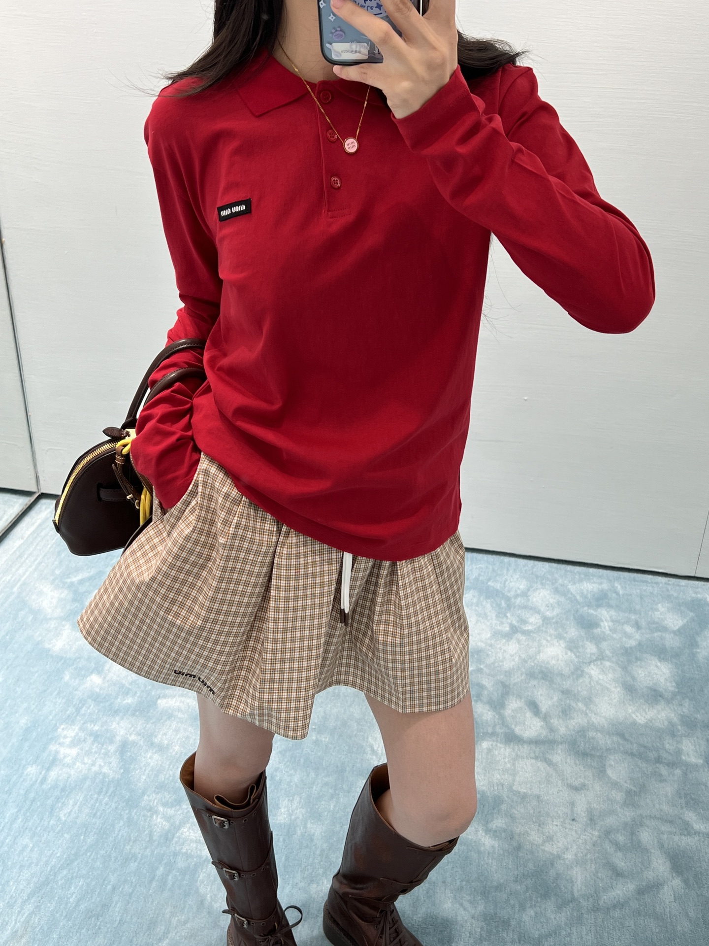 NO:313440,Miu Mi* 25Fw autumn and winter new style, ribbed knitted long-sleeved polo shirt. Original development, high-end production!  Soft and comfortable knitted fabric presents simple lines, embellishing logo patches, highlighting classic style and unique personality polo neckline button opening and closing Classic items for single layering Spot SML,,miumiu,alexander wang19860909批Miu Mi* 25Fw秋冬新款 罗纹针织长袖polo衫.原版开发 高版出品！柔软舒适的针织面料呈现简约线条,点缀徽标贴饰,彰显经典风范与独特个性 polo领口 纽扣开合 单穿叠穿的经典单品 现货 SML,,miumiu,alexander wang,Women's clothing