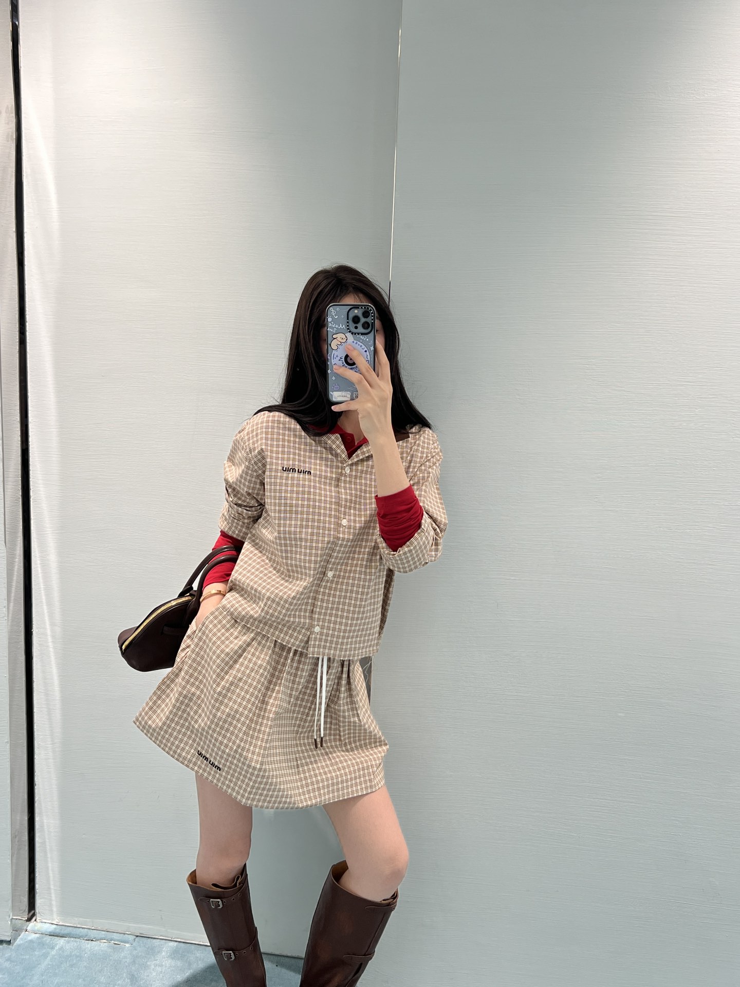 NO:307655,Batch (shirt) Batch (skirt) Miumi* newest plaid long-sleeved shirt skirt suit Customized YB twill cotton material Soft and skin-friendly Comfortable and not easy to wrinkle Long-sleeved shirt skirt suit The collar of the top is brown contrasting, forming a collision contrast with the body plaid, highlights Highlights The chest embroidery outlines the letter logo to add a sweet and cute atmosphere Presents the style of the Miao Series's unique well-behaved college matched with the skirts in the same series The details of the logo echo up and down The drawstring is elastic and adjustable more inclusively easily highlight the proportional advantages The set is pure and full of points. It is also great to match separately Customized surface accessories. Accurate version High version,,miumiu, skirts,shirts,alexander wang19860909批（衬衫） 批（半裙） Miumi*新品格纹长袖衬衫半裙套装 定制YB斜纹全棉材质 柔软亲肤 舒适不易皱 长袖衬衫半裙套装 上衣领口作棕色撞色处理 与通体格纹形成碰撞对比 亮点突出 胸前刺绣勾勒字母徽标 增添甜美可爱气息 呈现缪系专属乖巧学院风格 搭配同系列半裙 徽标细节上下呼应 抽绳松紧随意调节更包容 轻松突出比例优势 成套穿搭清纯满分 分开搭配也是很赞 定制面辅料 认准版本 高版本,,miumiu,skirts,shirts,alexander wang,Women's clothing