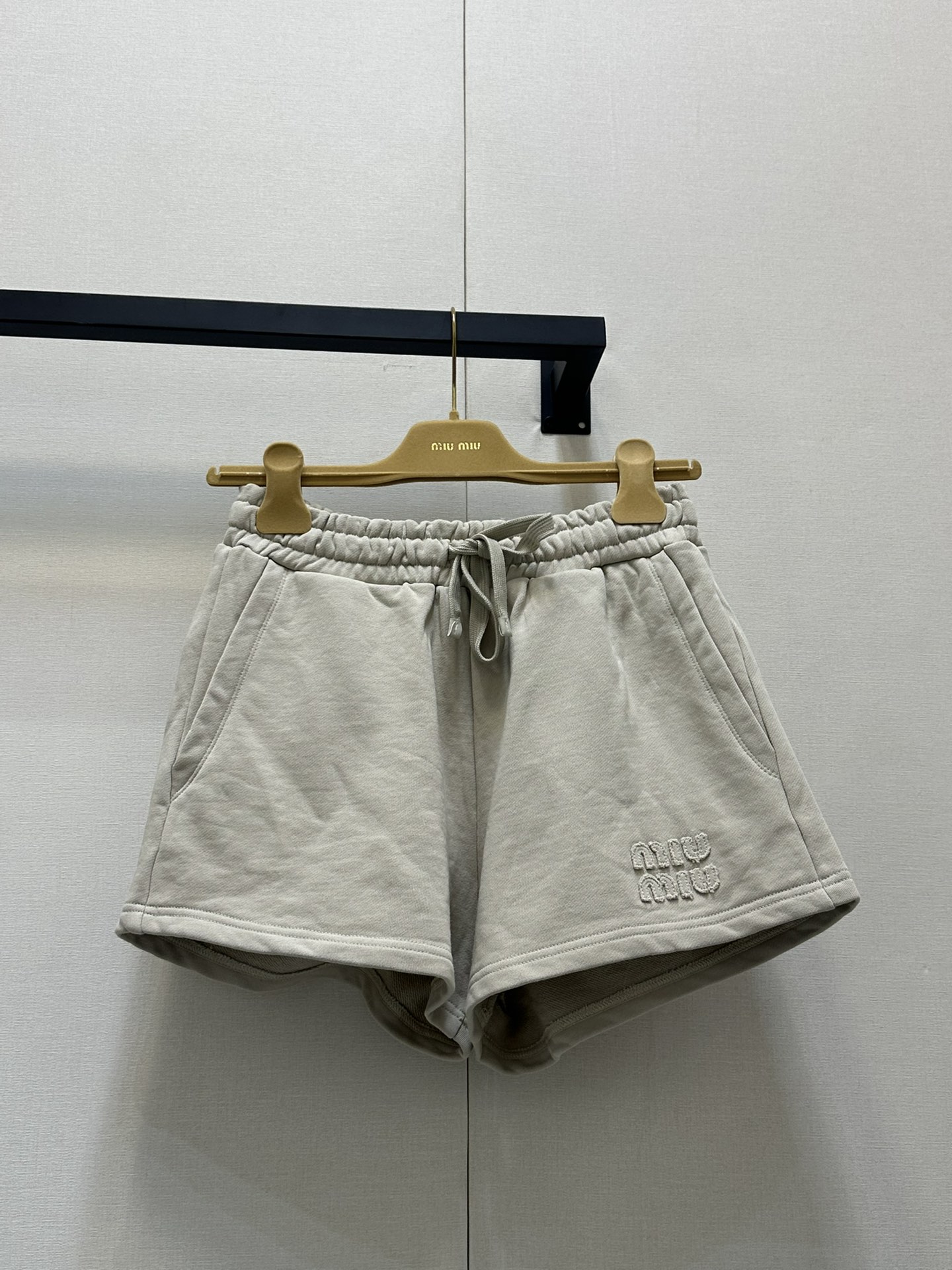 NO:313446,Batch (shorts) Batch (sweatshirt) Miumi* 24fw autumn and winter new style, letter patch embroidered lapel sweatshirt   shorts set丨Original development!  High-end production!  Customized YB imported twill cotton material, delicate and breathable and comfortable, the chest is decorated with brand letter labels to show the brand tone. Lapel half-paced and fall shoulder sweatshirt tailored. It can be matched with drawstring trousers or A-line skirts in the same series. The set is more harmonious and charming. Spot SML,,miumiu,hoodie,sweatshirts,skirts,skirts,shorts,alexander wang19860909批（短裤）批（卫衣） Miumi* 24fw秋冬新款 字母贴布绣翻领卫衣 短裤套装丨原版开发！高版出品！定制YB进口斜纹全棉材质 细腻透气舒适 胸前饰以品牌字母贴标装饰 彰显品牌调性 翻领半开襟落肩卫衣剪裁 可搭配同系列抽绳长裤或A字短裙 成套穿搭更为协调魅力 现货 SML,,miumiu,hoodie,sweatshirts,skirts,shorts,alexander wang,Women's clothing