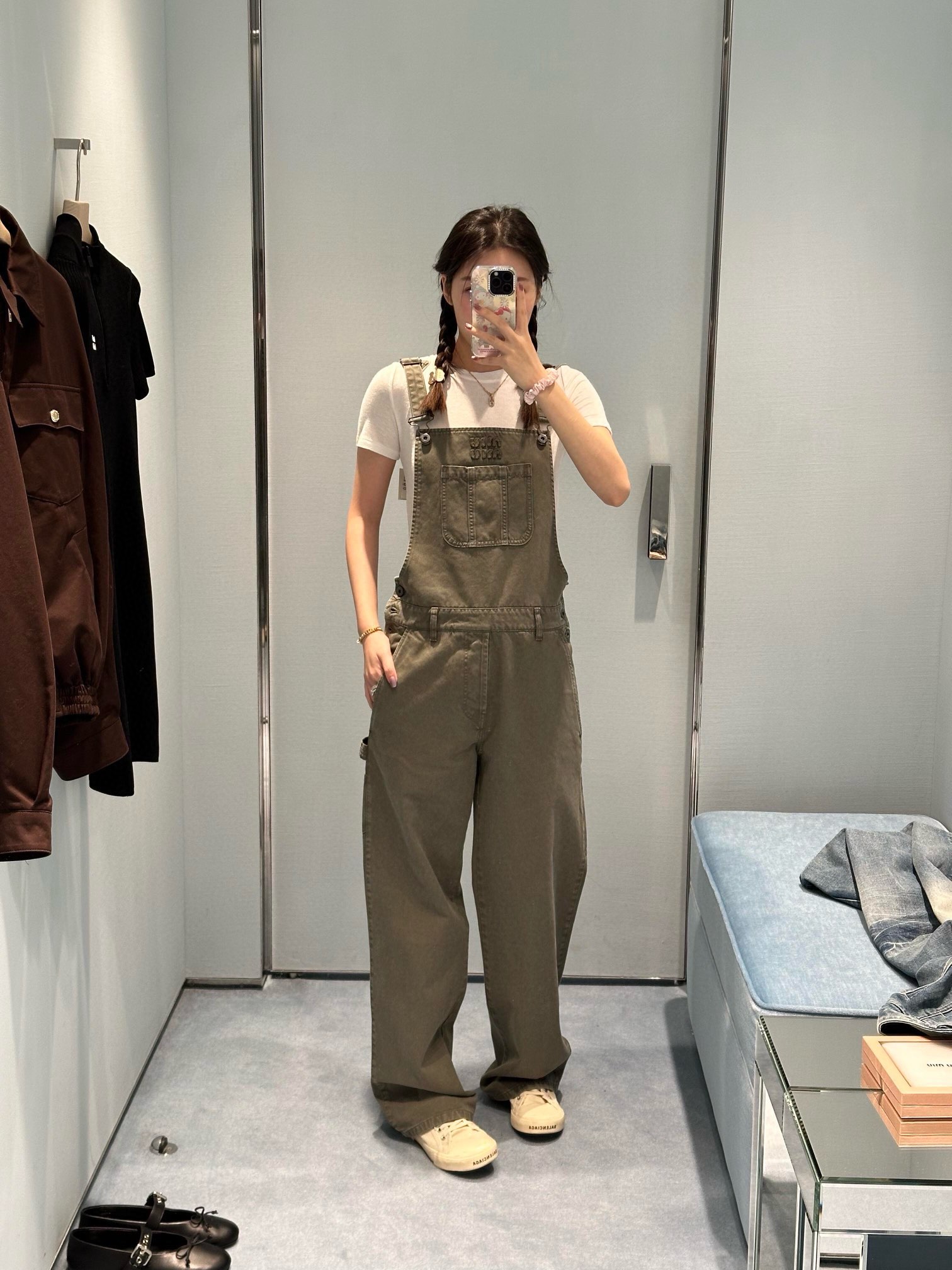 NO:313434,Miumi* 2025 early spring new military green old washing overalls. This overalls can be said to be a girl-style overalls. Although it is military green, it is casually matched with a sweatshirt shirt or a short-sleeved T-shirt. It is really youthful and cute. There are big pockets on the sides and back of the pants. It is paired with a little work style girl without losing a cool feeling. Size SML.,,miumiu,hoodie,sweatshirts,T-shirt,tees,t-shirt,alexander wang19860909批Miumi* 2025早春新款军绿色做旧水洗背带裤,这款背带裤可以说是少女系的一款背带裤,虽然是军绿色,但是随意搭配一个卫衣衬衣或者短袖T恤,真的是非常的青春可爱,裤子的侧面和后面都有大大的口袋,搭配一点工装风少女中又不失一点酷酷的感觉,尺码SML.,,miumiu,hoodie,sweatshirts,T-shirt,tees，t-shirt,alexander wang,Women's clothing
