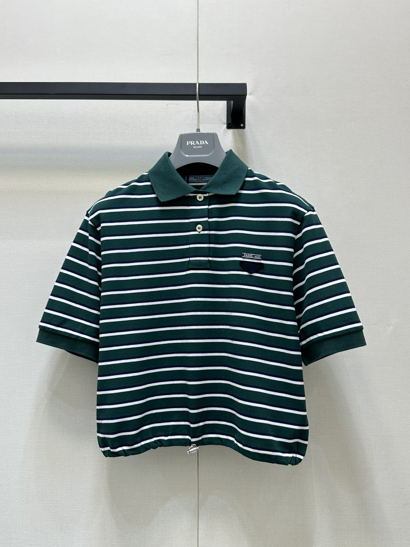 NO:316810,Pra*a25 early spring new color woven striped suit, classic striped elements, comfortable bead floor cotton all-cotton weaving, creating a layering sense with bright contrasting colors, very elegant and white colors, and can be very exciting when worn or layered. Original development, this polo casual suit can be layered, and whether it is clothes or skirts alone, it is also very beautiful to match, SML. Real-life photos of large goods, prada, skirts, alexander wang19860909批（半裙）批（上衣） Pra*a25早春新款色织条纹套装,经典条纹元素,舒爽珠地棉全棉色织,以鲜明撞色打造层次感,很气质显白的颜色,内搭或叠穿都可以非常精彩.原版开发,这款polo休闲套装是可以叠穿的,而且无论是衣服还是裙子单独拿出来搭配也是非常好看的,SML.大货实拍,,prada,skirts,alexander wang,Women's clothing