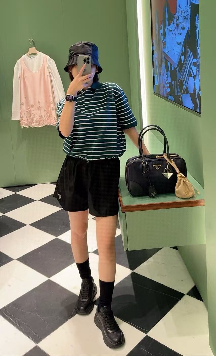 NO:316807,Pra*a25 early spring new color woven striped suit, classic striped elements, comfortable bead floor cotton all-cotton weaving, creating a layering sense with bright contrasting colors, very elegant and white colors, and can be very exciting when worn or layered. Original development, this polo casual suit can be layered, and whether it is clothes or skirts alone, it is also very beautiful to match, SML., prada, skirts, alexander wang19860909批（半裙）批（上衣） Pra*a25早春新款色织条纹套装,经典条纹元素,舒爽珠地棉全棉色织,以鲜明撞色打造层次感,很气质显白的颜色,内搭或叠穿都可以非常精彩.原版开发,这款polo休闲套装是可以叠穿的,而且无论是衣服还是裙子单独拿出来搭配也是非常好看的,SML.,,prada,skirts,alexander wang,Women's clothing