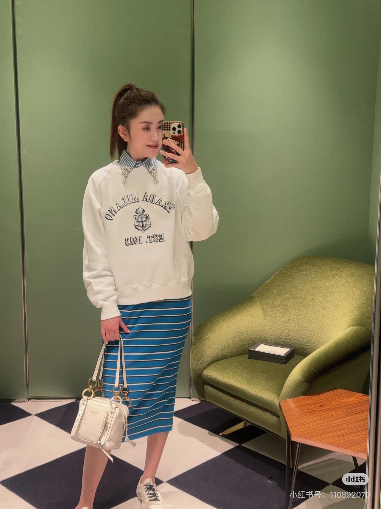 NO:315703,Pra*a25 early spring new color woven stripe set, classic stripe elements, comfortable bead floor cotton all-cotton weaving, creating a layering with bright contrast colors, very elegant and white colors, and can be very exciting when worn or layered. Original development, this polo casual suit can be layered, and whether it is clothes or skirts alone, it is also very beautiful to match, SML., prada, skirts, alexander wang19860909批（上衣） Pra*a25早春新款色织条纹套装,经典条纹元素,舒爽珠地棉全棉色织,以鲜明撞色打造层次感,很气质显白的颜色,内搭或叠穿都可以非常精彩.原版开发,这款polo休闲套装是可以叠穿的,而且无论是衣服还是裙子单独拿出来搭配也是非常好看的,SML.,,prada,skirts,alexander wang,Women's clothing