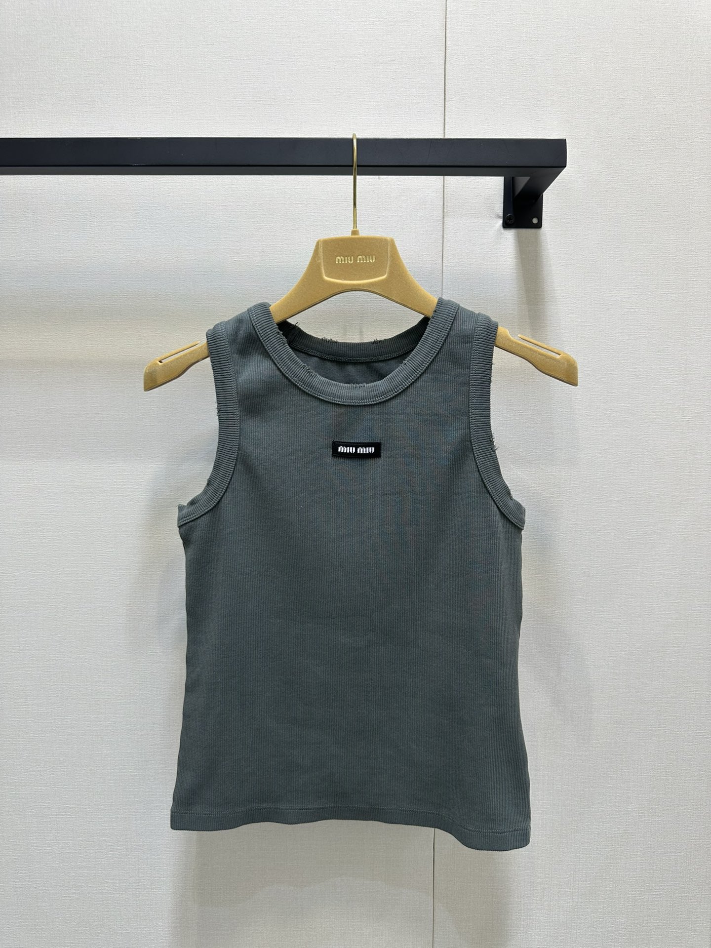 NO:313432,Miumi*2025 Early Spring New Threaded Cotton Elastic Vest This is a very elegant dark green. This dark green is a special color in the early spring of 25th. It is very versatile and white, and it is very versatile. It can show off your figure. The neckline and cuffs have a wear-out effect. SML.,,miumiu,alexander wang19860909批miumi*2025早春新款螺纹棉弹力背心 这是一款很高雅的墨绿色,这个墨绿色是二五早春的一个特调颜色,很百搭很显白,非常能展示身材的百搭单品,领口袖口都有磨破效果,尺码SML.,,miumiu,alexander wang,Women's clothing