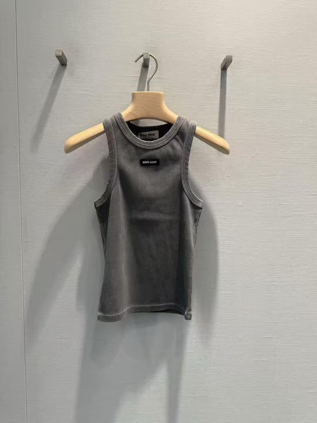 NO:307633,Miumi*2025 Early Spring New Threaded Cotton Elastic Vest This is a very elegant dark green. This dark green is a special color in the early spring of 25th. It is very versatile and white, and it is very versatile. It can show off your figure. The neckline and cuffs have a wear-out effect. SML.,,miumiu,alexander wang19860909批miumi*2025早春新款螺纹棉弹力背心 这是一款很高雅的墨绿色,这个墨绿色是二五早春的一个特调颜色,很百搭很显白,非常能展示身材的百搭单品,领口袖口都有磨破效果,尺码SML.,,miumiu,alexander wang,Women's clothing