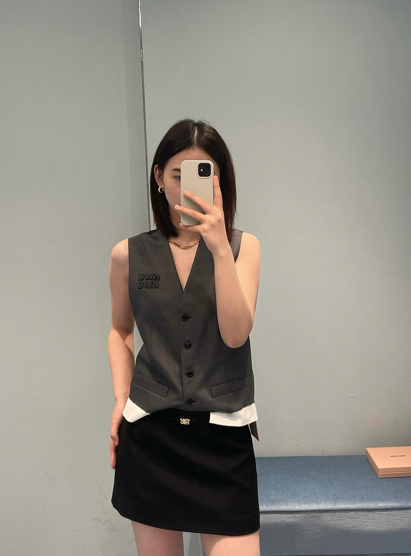 NO:315715,The characteristic of this vest is that the white splicing at the hem is like pairing with trousers, or a skirt, it will look more layered. This vest is made of massage plaid fabric, and the plaid is a plaid that is positioned and cut. In the early spring, you can match it with a shirt, and it looks very good in summer. Size SML.,,miumiu, skirts, shirts, alexander wang19860909批Miumi*2025早春新款马甲这款马甲的特点之处就是下摆处的白色拼接这样子搭配西裤,或者说搭配半裙都会显得更加有层次感.这款马甲是采用按摩的格子面料,而且格子是属于对文的就是定位裁剪的格子. 早春可以搭配衬衫,到了夏季单穿也是很好看的,尺码SML.,,miumiu,skirts,shirts,alexander wang,Women's clothing