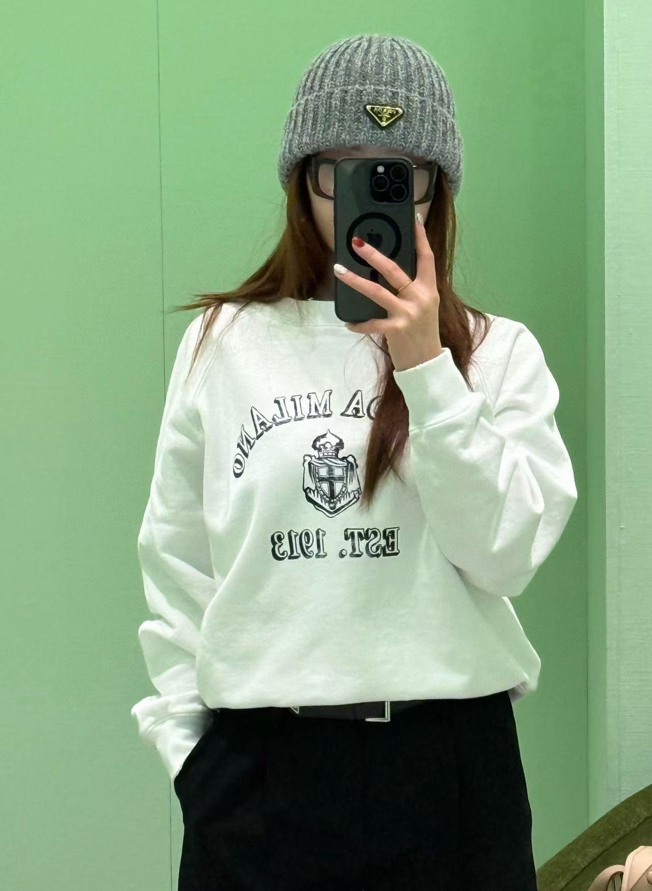 NO:316777,PRA*A white sports sweatshirt made of old letter printed casual sweatshirt, threaded neckline cuff trim, back collar contrast knitted triangle logo, plus fluff ring cotton, delicate and comfortable, it is soft and fleshy, not dry at all, hand-matched hole treatment with a little craftsmanship. S M L,, prada, hoodie, sweatshirts, alexander wang19860909批PRA*A白色运动卫衣做旧字母印花休闲运动衫,螺纹领口袖口饰边,后领撞色针织三角标识,加绒毛圈棉质细腻舒适感,是柔软又有肉感的贴身一点都不干涩,手工磨破破洞处理带点工艺点. 码数S M L,,prada,hoodie,sweatshirts,alexander wang,Women's clothing