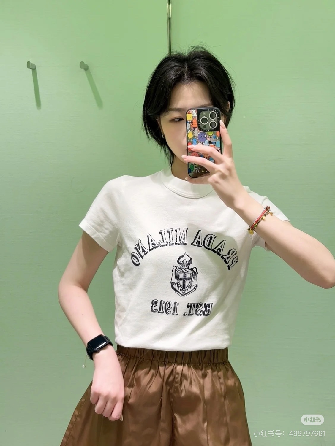 NO:316781,Batch Prad* 25Ss Early Spring New Style Letter Print Round Neck Short Sleeve T-shirt. Original Developed!  High-end production!  American retro printing design!  The small round neck highlights the fashionable atmosphere, and is easy to match without picking the face!  The slim fit style is paired with high-waisted wide-leg pants or short skirts, which is simply beautiful!  Easy to wear to the casual and lazy feeling of INS blogger~ Customized fabrics are super comfortable!  Such a T-shirt is something that everyone has!  Spot SML, prada, skirts, T-shirt,tees, t-shirt,alexander wang19860909批 Prad* 25Ss早春新款 字母印花圆领短袖T恤.原版开发！高版出品！美式复古感印花设计！小圆领突出时髦氛围感 不挑脸型易搭更显瘦！修身款的版型 搭配高腰阔腿裤或短裙 简直美炸了！轻松穿出INS博主那种随意慵懒感～定制面料 质感超级舒适！这样的T恤就是人手一件的存在！现货 SML,,prada,skirts,T-shirt,tees，t-shirt,alexander wang,Women's clothing