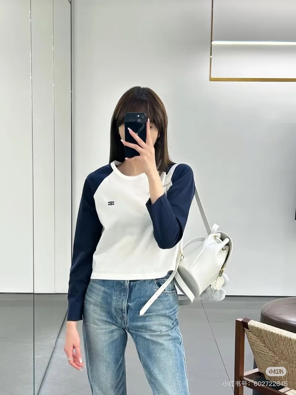 NO:316268,Celin* 25Ss early spring new style slimming artifact raglan sleeve long sleeve T-shirt. Original development!  High-end production!  It is very nice to wear inside alone to satisfy all kinds of outfits. It is a must-have for everyone!  A long-sleeved T-style photo shoot that makes a great comedy!  The classic small round neck design is simple and easy to wear, and it attracts a lot of attention when walking on the street!  The youthful and energetic feeling comes with slimming attributes!  Fashionable guys, please enter!  !  Spot SML, celine,tees,t-shirt,alexander wang19860909批 Celin* 25Ss早春新款 显瘦神器插肩袖长袖T恤.原版开发！高版出品！单穿内搭都很nice满足各种穿搭 简直就是人手必备！出街拍照非常出片的一款长袖T！经典的小圆领设计简洁好穿 走在街上吸睛度满分！青春又活力的感觉自带显瘦属性！时髦精们BI入好吧！！现货 SML,,celine,tees，t-shirt,alexander wang,Women's clothing