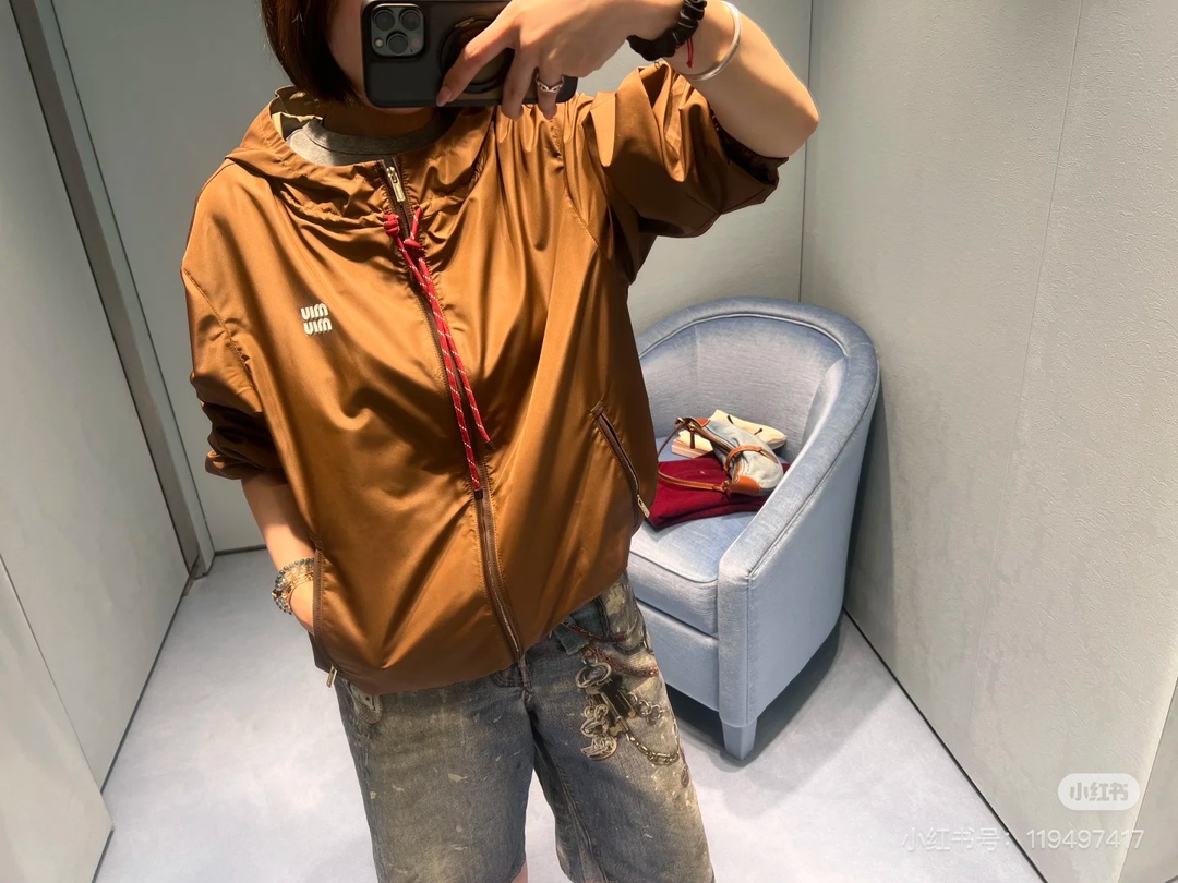 NO:315698,Miu25 early spring new letter hooded windbreaker, sweet and salty, versatile and beautiful, not picky for people, not picky for people, not for people, not for people, not for people! Customized fabric is light, comfortable and breathable, excellent, super light and thin, easy to wear! Waterproof and windproof, comfortable and unbounded! Customized letter logo on the chest, customized hardware accessories, hooded long sleeves, elastic cuffs, zipper side contrasting color wave embroidery craft webbing! The style does not pick the figure! There is a drawstring on the hem, which can be adjusted freely. SML, miumiu, hats, alexander wang19860909批miu25早春新款 字母连帽风衣,可甜可盐百搭不挑人上身美的不要不要的!定制面料轻盈舒适透气质感超赞,超轻薄超好穿!防水防风,舒适无束缚感! 胸前定制字母logo,定制五金配件,连帽长袖,弹力袖口,拉链侧边撞色波浪刺绣工艺织带!版型不挑身材!下摆有抽绳,可自由调节松紧.SML,,miumiu,hats,alexander wang,Women's clothing