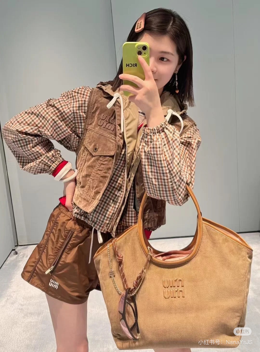 NO:315709,Shorts batch Mium*25 spring and summer new product, original developed imported memory silk sunscreen shorts set, original customized fabric light, comfortable and breathable texture is excellent!  The classic hooded versatile style reduces the age-reducing girlish style!  Paired with leather-lipped red webbing, fashionable and handsome, sweet or salty!  It is versatile and not picky about others. It is beautiful!  Original custom hardware accessories, side contrasting wavy embroidery craft webbing, recommended complete sets!  The quality of workmanship depends on the details!  SML, miumiu, shorts, real silk, hats, alexander wang19860909短裤批 Mium*25春夏新品,原版开发进口记忆真丝防晒短裤套装,原版定制面料轻盈舒适透气质感超赞！经典连帽百搭版型减龄少女风！搭配皮口红色织带时髦帅气可甜可盐！百搭不挑人上身美的不要不要的！原版定制五金配件,侧边撞色波浪刺绣工艺织带,推荐成套搭配！做工品质看细节！SML,,miumiu,shorts,real silk,hats,alexander wang,Women's clothing