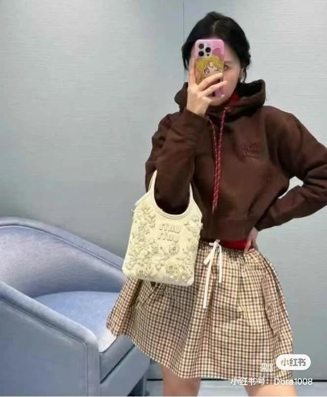 NO:307644,Batch sweatshirt) Batch (shorts) Miumi*24FW early autumn new style letter logo patch sports casual style drawstring hooded sweatshirt shorts. Original development!  High-end production!  Applique embroidery exquisite three-dimensional. Loose and casual style, sweatshirt shoulder-falling design, visual slimness, casualness, and can be controlled at will in any occasion. Full of vitality and trendy style. A set of easy travel with a combination of easy travel. SML, miumiu, hoodie, sweatshirts, shorts, hats, alexander wang19860909批卫衣) 批(短裤)Miumi*24FW早秋新款 字母徽标贴布运动休闲风抽绳连帽卫衣短裤.原版开发！高版出品！贴布绣精致立体.宽松休闲版型,卫衣落肩设计,视觉显瘦,随性自如,什么场合都能随意驾驭.活力满满的潮流范.一套搭配轻松出行 现货 SML,,miumiu,hoodie,sweatshirts,shorts,hats,alexander wang,Women's clothing