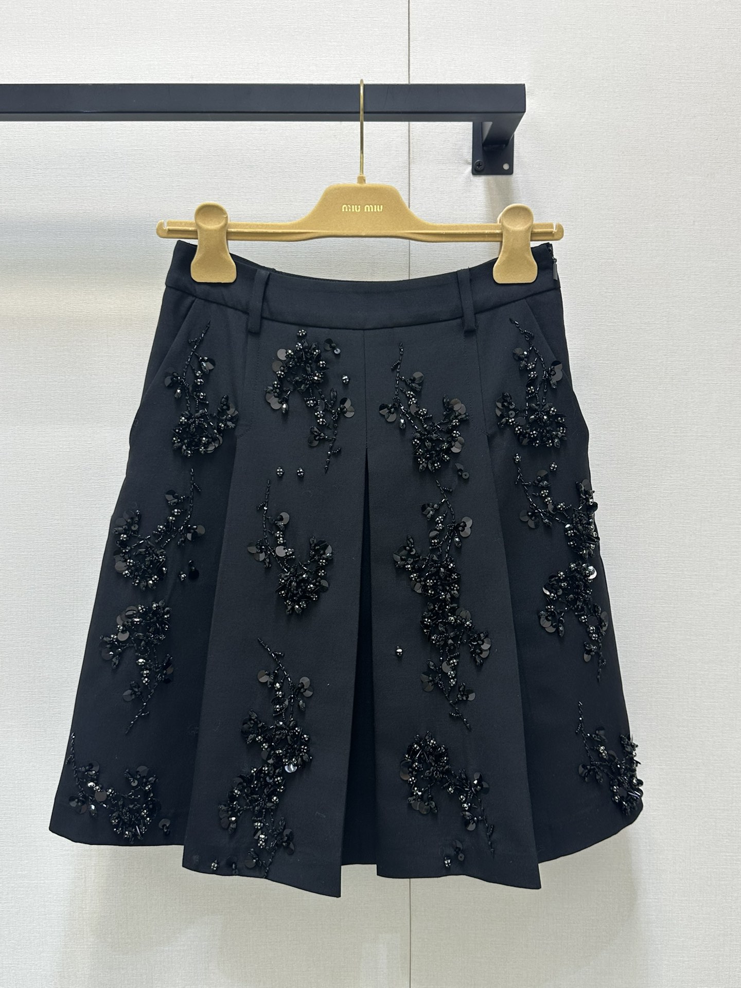 NO:328798,(Skirt) Miumi* 25Fw Spring and Autumn New Holiday Black Hand-Shirting Bead Embroidered Short Suit Small Jacket Skirt. Original Development!  High-end production!  Each bead is imported with a high-quality handmade bead. It has a great texture and gloss!  From accessories to ready-to-wear, they are full of details. The silhouette design is versatile and not picky. The upper body is huge and slim. Spot SML real-time photos, miumiu, skirts, jackets & coats, business suit, alexander wang19860909(半裙)Miumi* 25Fw春秋新款 Holiday黑色手工闪耀定珠刺绣短款西装小外套半身裙.原版开发！高版出品！高定手工钉珠每个钉珠都是进口 质感跟光泽度都超级棒！从辅料到成衣都是细节满满.廓型设计百搭不挑人 上身还巨巨巨显瘦 现货 SML大货实拍,,miumiu,skirts,jackets & coats,business suit,alexander wang,Women's clothing