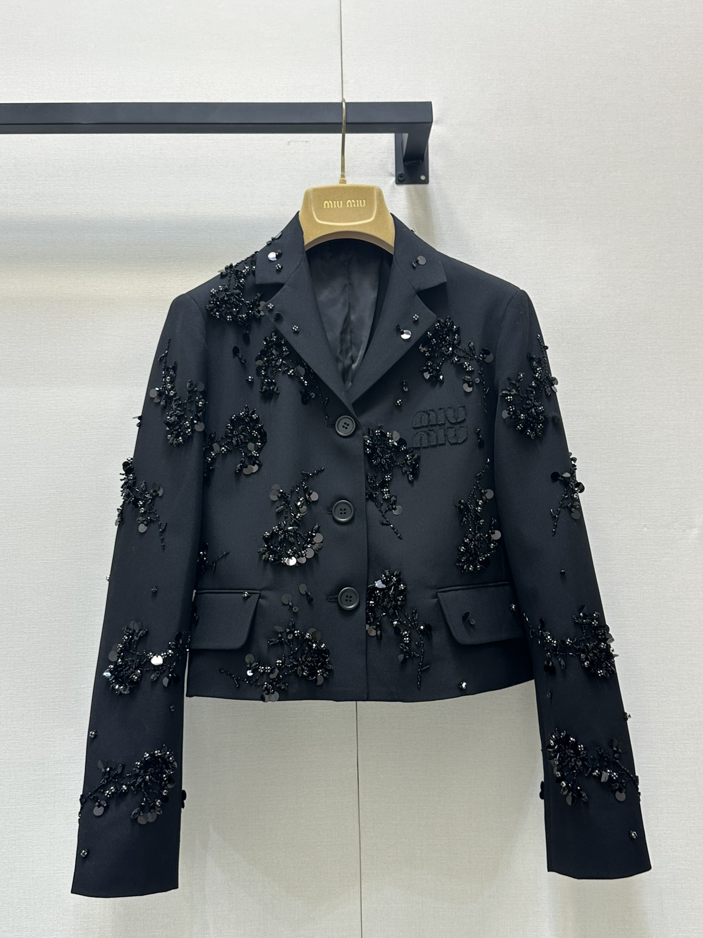 NO:328801,(Suit) )Miumi* 25Fw Spring and Autumn New Holiday Black Hand-Shirting Bead Embroidered Short Suit Small Jacket Skirt. Original Development!  High-end production!  Each bead is imported with a high-quality handmade bead. It has a great texture and gloss!  From accessories to ready-to-wear, they are full of details. The silhouette design is versatile and not picky. The upper body is huge and slim. Spot SML real-time photos, miumiu, skirts, jackets & coats, business suit, alexander wang19860909(西装） )Miumi* 25Fw春秋新款 Holiday黑色手工闪耀定珠刺绣短款西装小外套半身裙.原版开发！高版出品！高定手工钉珠每个钉珠都是进口 质感跟光泽度都超级棒！从辅料到成衣都是细节满满.廓型设计百搭不挑人 上身还巨巨巨显瘦 现货 SML大货实拍,,miumiu,skirts,jackets & coats,business suit,alexander wang,Women's clothing