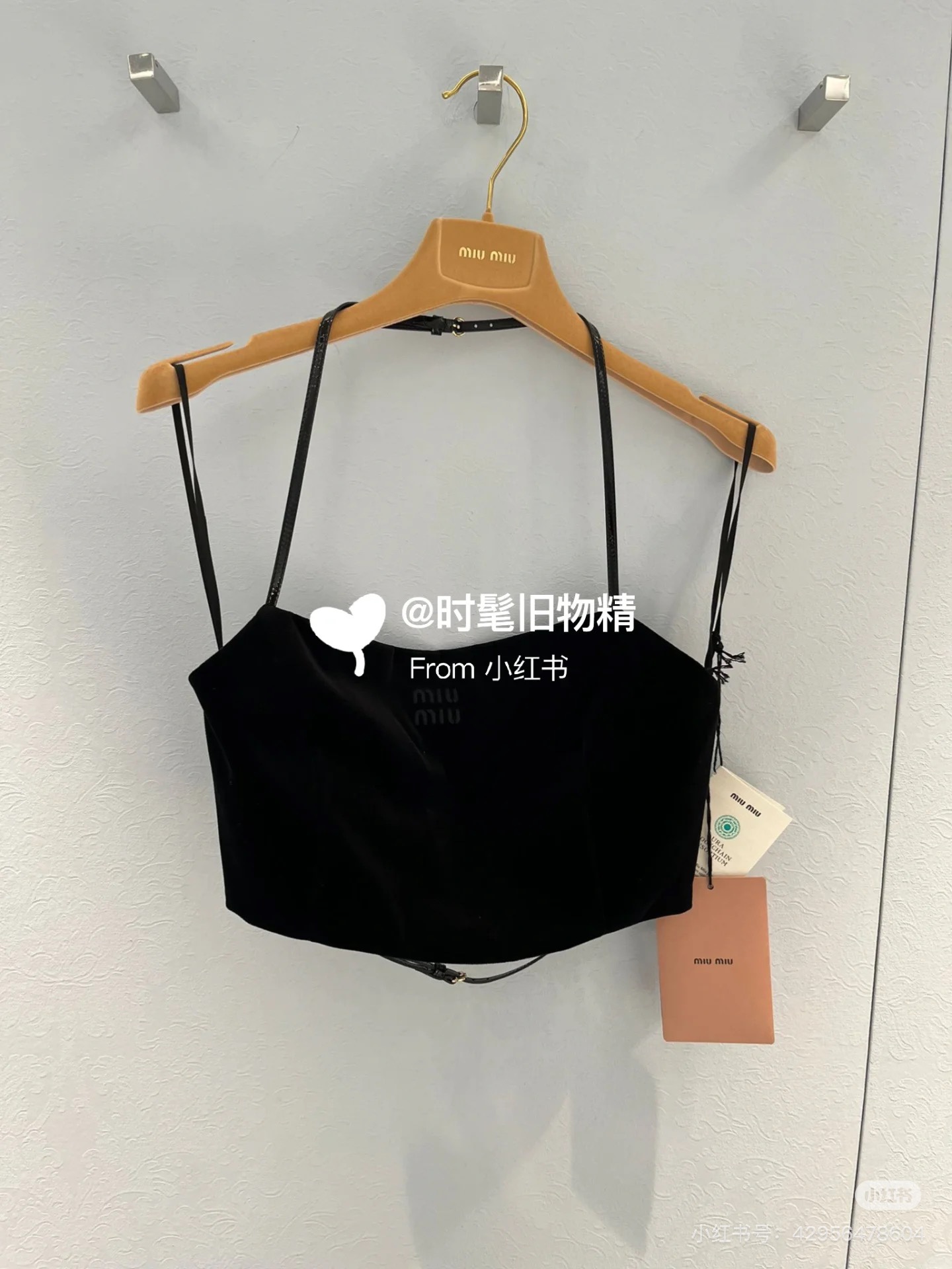 NO:308233,The first is the first to customize the velvet (string straps) This series of velvet is not the light and thin velvet in the past, but the actual fabric is fine velvet. The three straps are made of real cowhide, with diverse and complex craftsmanship, long cycle development time, which is super troublesome... It is impossible to know the details of the fabric just by looking at the pictures. Comparing the quality, you will know that the texture is too good, and the difference is too big. This series of straps and strap dresses are unique to control according to personal preferences!  It can withstand the precipitation and repeated use of time, the clothes themselves are matched without limits, and there are not too many fancy elements. What is precipitated is often the classic victory!  SML, skirts, cowhide, alexander wang19860909批（绑带抹胸款）这系列丝绒全部定制品质第一不是以往轻薄丝绒,实际面料是精品天鹅绒,三条绑带采用的是真牛皮材质,工艺多样繁复,周期开发时间长,超级麻烦.....只看图不可能知道面料细节,对比品质就知道质感太好了,区别太大了这一系列绑带小抹胸、绑带连衣裙 根据个人喜好独特驾驭方式！经得起时间沉淀和反复使用,衣服本身搭配不受限的,没有过多花里胡哨的元素,沉淀下来的往往是经典取胜！SML,,skirts,cowhide,alexander wang,Women's clothing