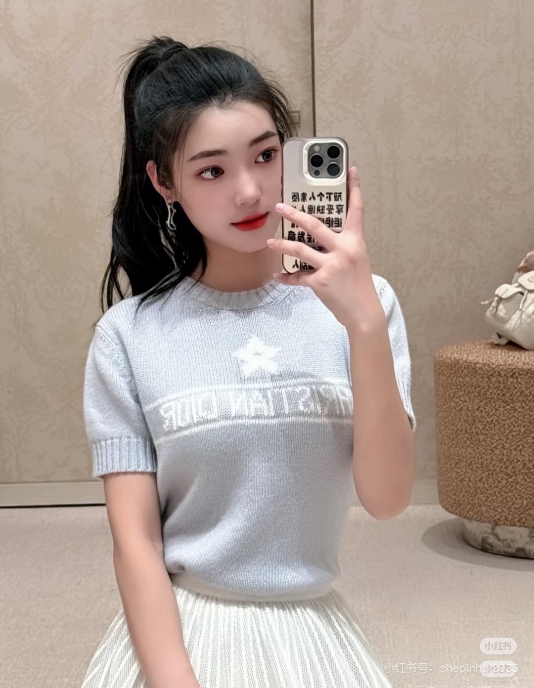 NO:309373,Dio* 25Ss spring and summer new style contrasting jacquard knitted short-sleeved top. A super age-reducing style that can be sweet and atmospheric. It is super versatile for daily commuting. Any item is super good-looking. The jacquard letter design is sweet, noble, romantic and exquisite. The short design shows the proportion of the rich little daughter. Spot SML, dior, T-shirt, alexander wang19860909批Dio* 25Ss春夏新款 撞色提花针织短袖上衣.超级减龄的一款可甜美可大气的风格 日常通勤都超百搭任何一款单品 提花字母设计超好看 甜美贵气又浪漫精致 短款设计上身超显比例大妥妥的富家小千金 现货 SML,,dior,T-shirt,alexander wang,Women's clothing