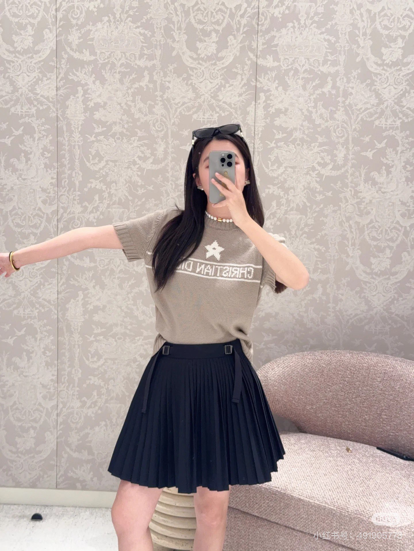 NO:320902,Dio* 25Ss spring and summer new style contrasting jacquard knitted short-sleeved top. A super age-reducing style that can be sweet and atmospheric. It is super versatile for daily commuting. Any item is super good-looking. The jacquard letter design is sweet, noble, romantic and exquisite. The short design shows the proportion of the rich little daughter. Spot SML, dior, T-shirt, alexander wang19860909批Dio* 25Ss春夏新款 撞色提花针织短袖上衣.超级减龄的一款可甜美可大气的风格 日常通勤都超百搭任何一款单品 提花字母设计超好看 甜美贵气又浪漫精致 短款设计上身超显比例大妥妥的富家小千金 现货 SML,,dior,T-shirt,alexander wang,Women's clothing