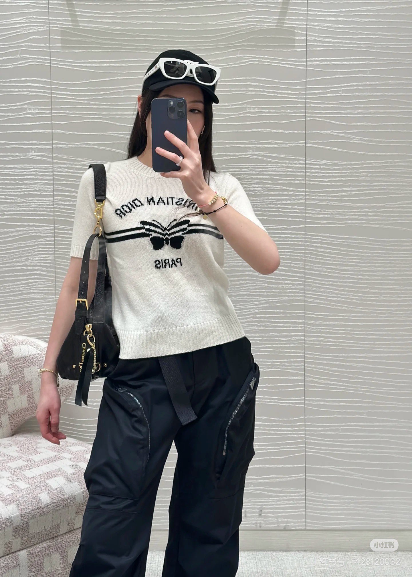 NO:309376,Dio* 25Ss spring and summer new style contrasting butterfly jacquard knitted short-sleeved top. A super age-reducing style that can be sweet and atmospheric. It is super versatile for daily commuting. Any item is super good-looking. The jacquard letter design is sweet, noble, romantic and exquisite. The short design shows the proportion of the rich little daughter. Spot SML, dior, T-shirt, alexander wang19860909批Dio* 25Ss春夏新款 撞色蝴蝶提花针织短袖上衣.超级减龄的一款可甜美可大气的风格 日常通勤都超百搭任何一款单品 提花字母设计超好看 甜美贵气又浪漫精致 短款设计上身超显比例大妥妥的富家小千金 现货 SML,,dior,T-shirt,alexander wang,Women's clothing