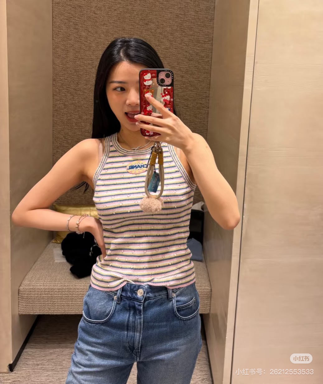 NO:309353,Chane* 25P early spring new style, micro-chalk striped knitted vest. Soft and skin-friendly, comfortable and stylish, with obvious plush texture and more weight. Sleeveless vest style, round neckline appropriately exposed skin, beautify the proportion of head and shoulders, and make the striped edges different from the body, forming a sense of layering. The three-color stripes are intertwined on the chest letters, logo embroidered crochet decoration. The retro style is strong. The slim fit style highlights the figure. Playful and age-reducing whitening. Spot SML, chanel, alexander wang19860909批Chane* 25P早春新款 微章条纹针织背心.柔软亲肤 舒适有型 有明显毛绒料质感更显份量 无袖背心版型 圆领领口恰当露肤 美化头肩比例更显瘦 条纹包边与大身走向相异 形成层次感 通体三色条纹交织胸前字母徽标刺绣钩花装饰 复古风格强烈 修身版型突显身材 俏皮减龄显白 现货 SML,,chanel,alexander wang,Women's clothing